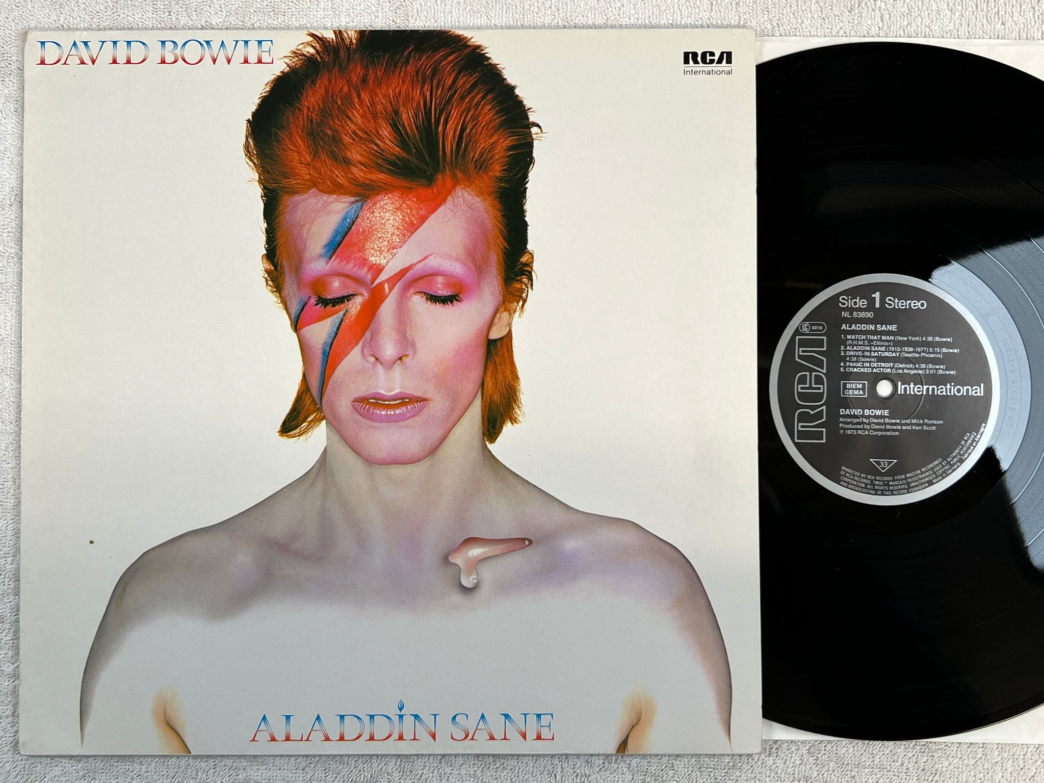 Omslagsbild för skivan DAVID BOWIE aladdin sane LP -73 Ger RCA NL 83890