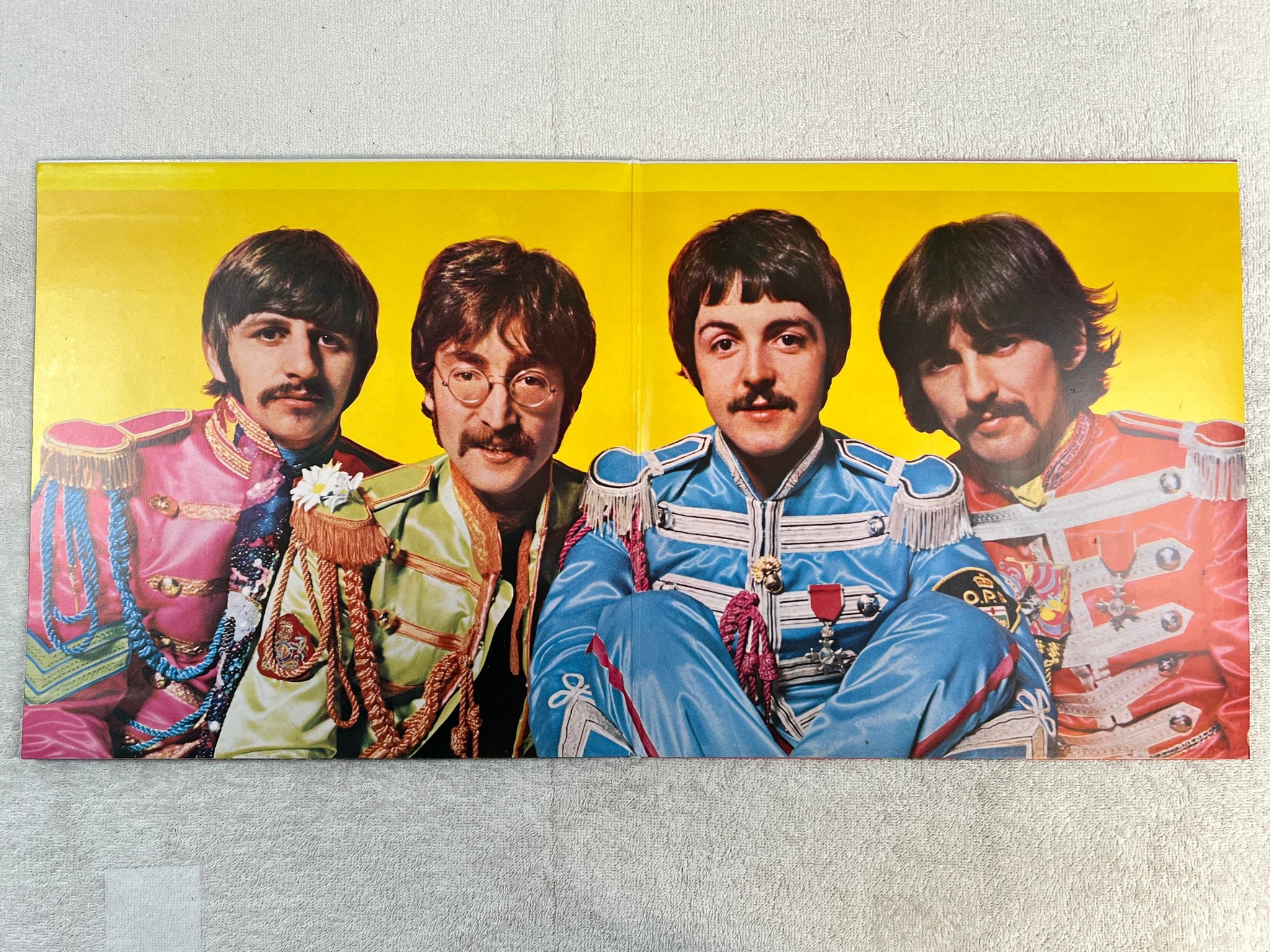 Omslagsbild för skivan THE BEATLES Sgt Peppers Lonely Hearts Club Band LP re Ger APPLE 1C 072-04177