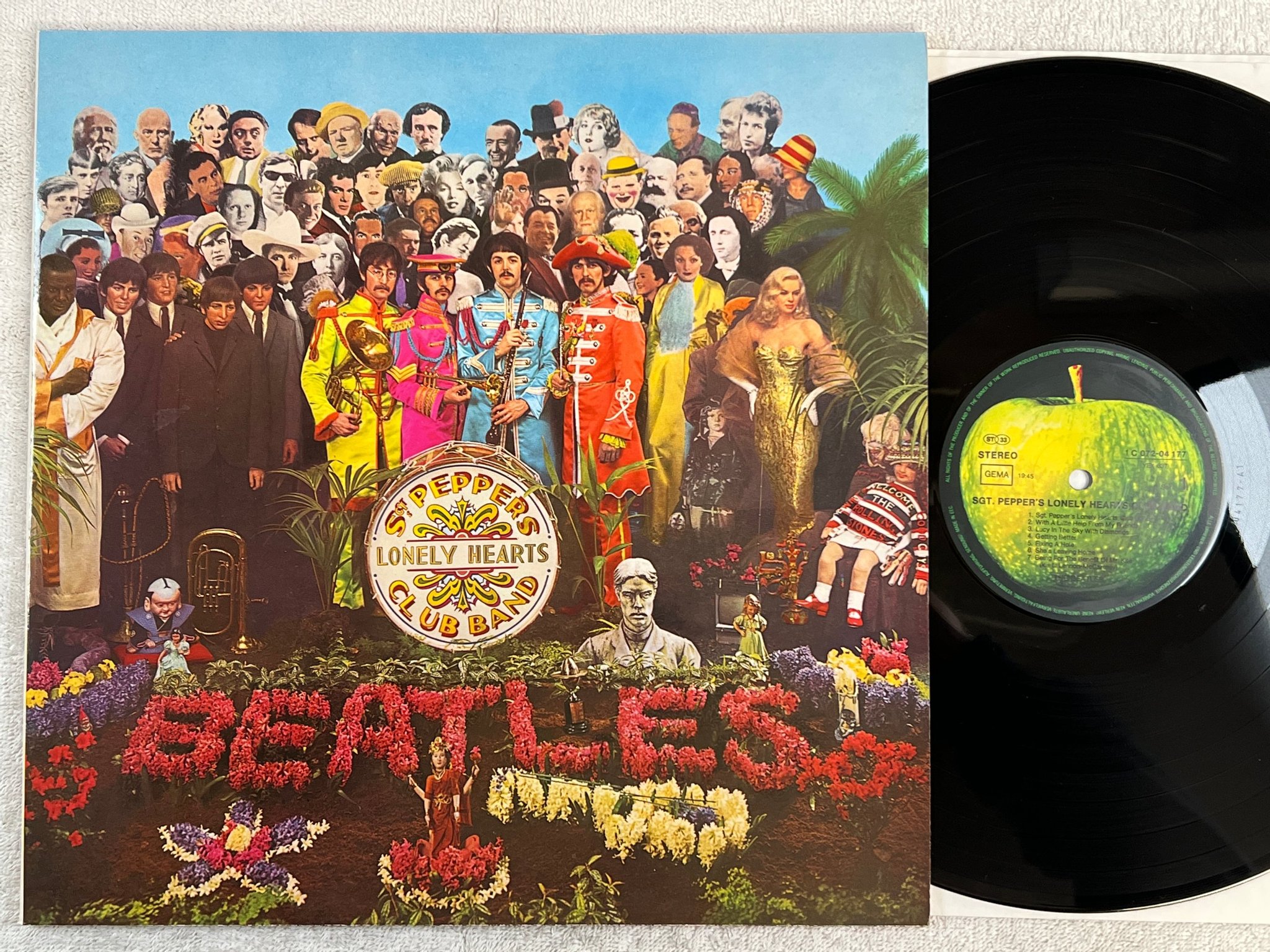 Omslagsbild för skivan THE BEATLES Sgt Peppers Lonely Hearts Club Band LP re Ger APPLE 1C 072-04177