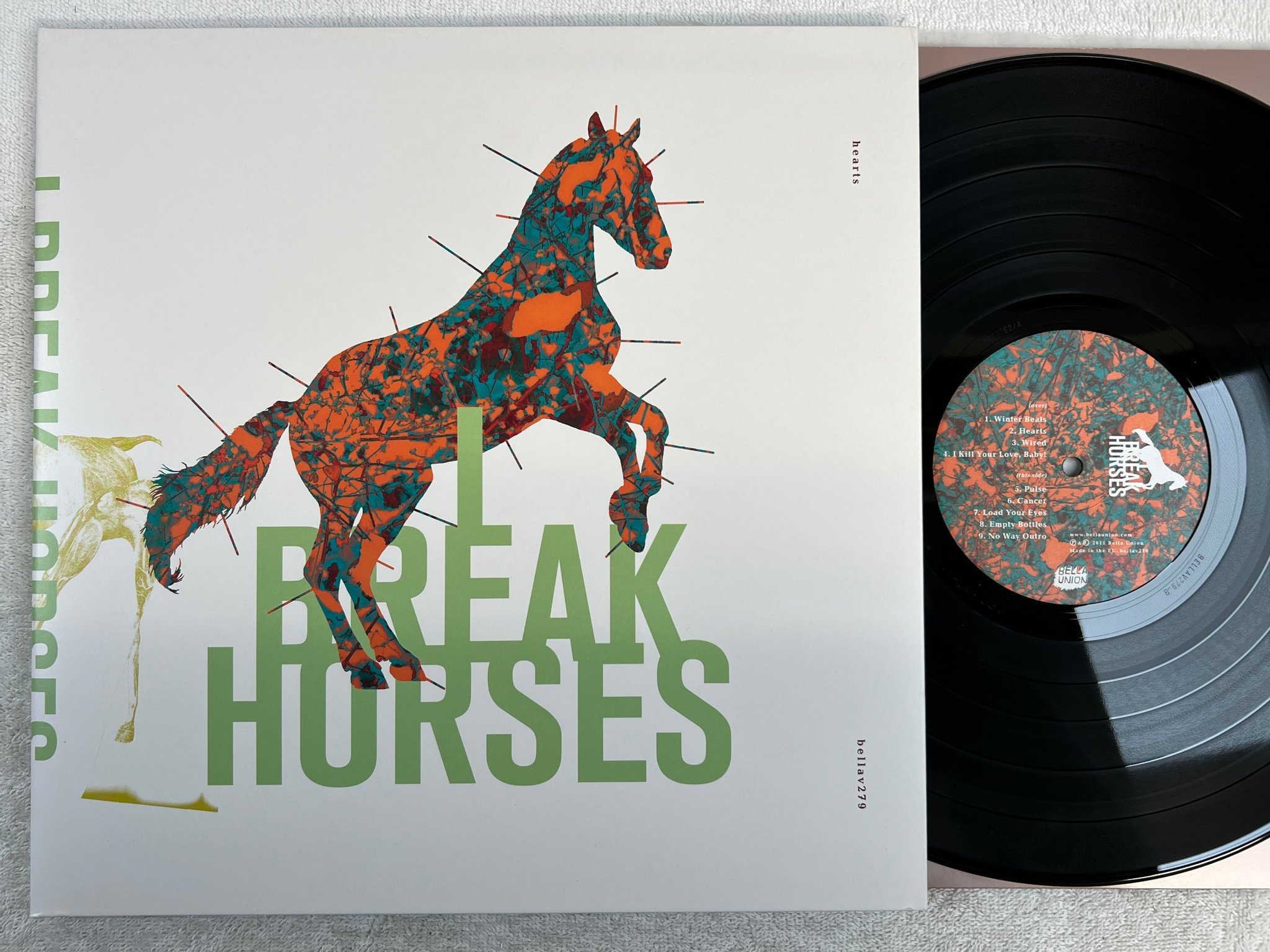 Omslagsbild för skivan I BREAK HORSES Hearts LP 2011 UK BELLA UNION BELLAV279 Indie pop