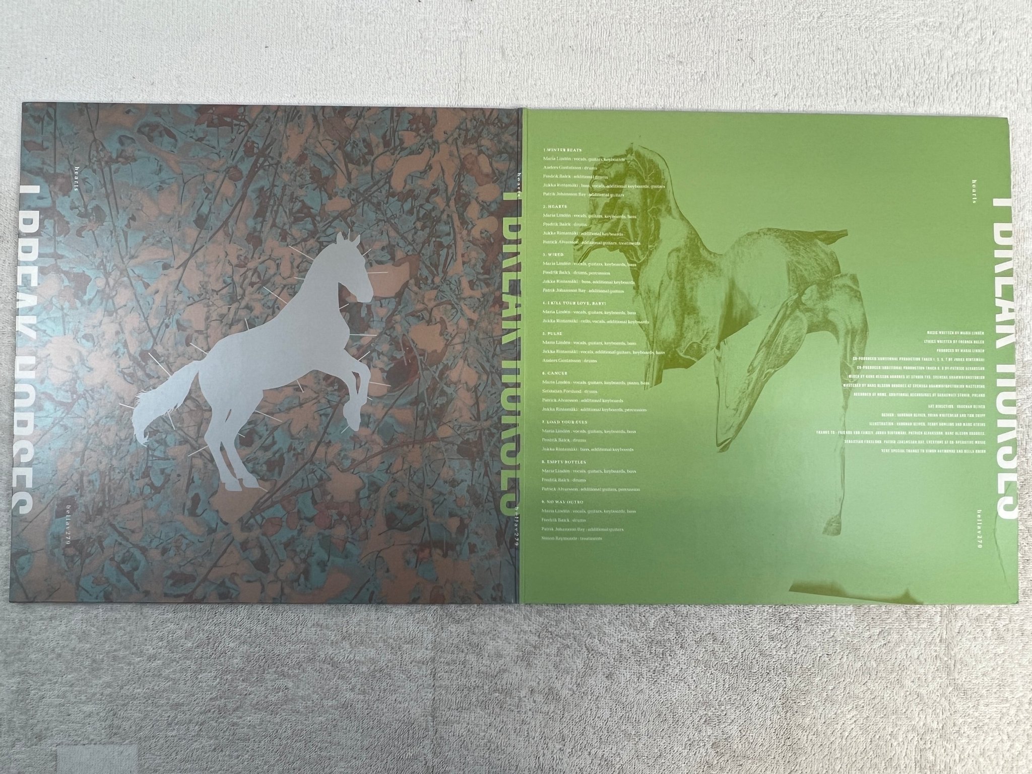 Omslagsbild för skivan I BREAK HORSES Hearts LP 2011 UK BELLA UNION BELLAV279 Indie pop