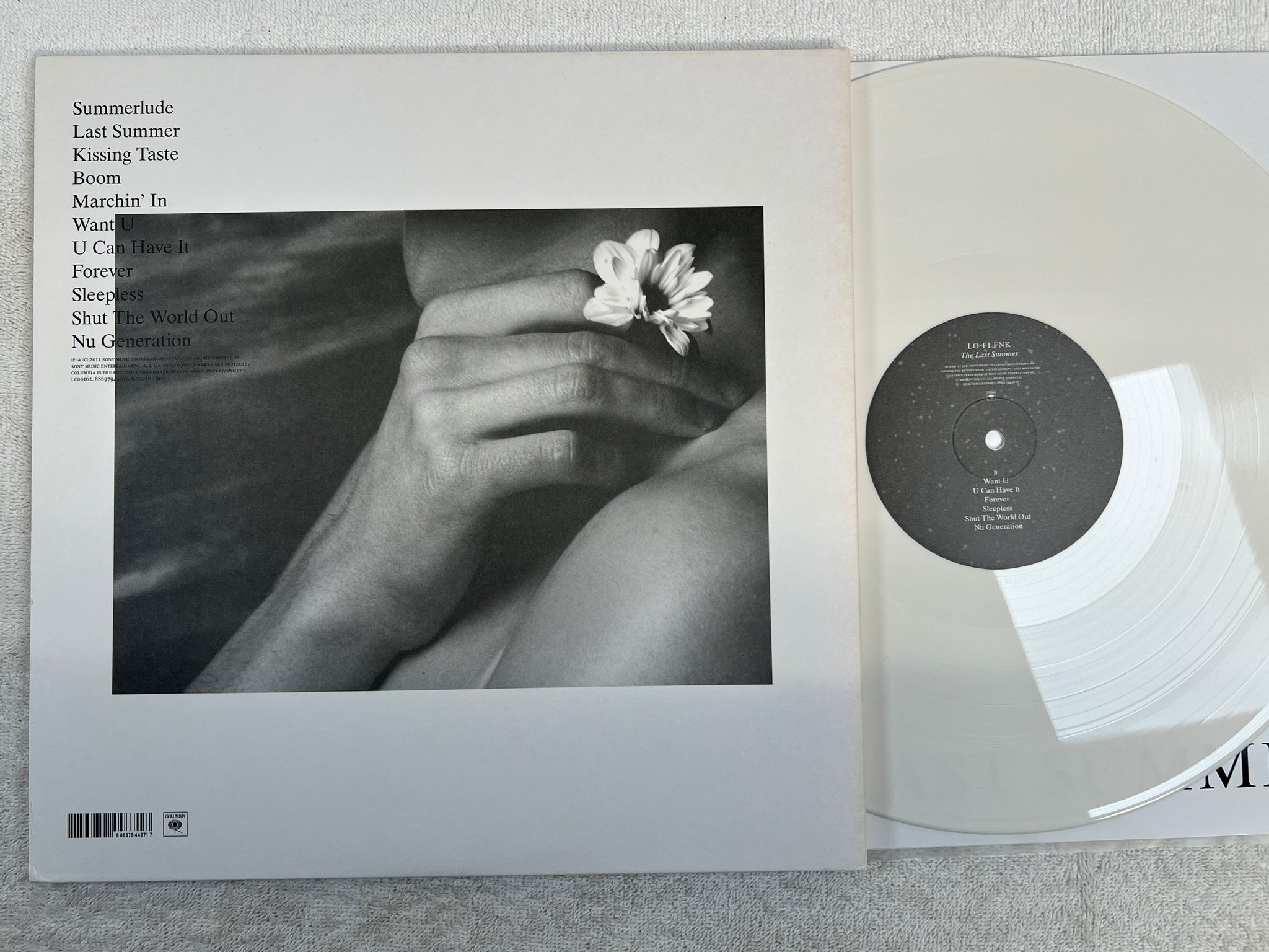 Omslagsbild för skivan LO-FI-FNK The Last Summer LP 2011 Swe COLUMBIA 88697944671 synth pop