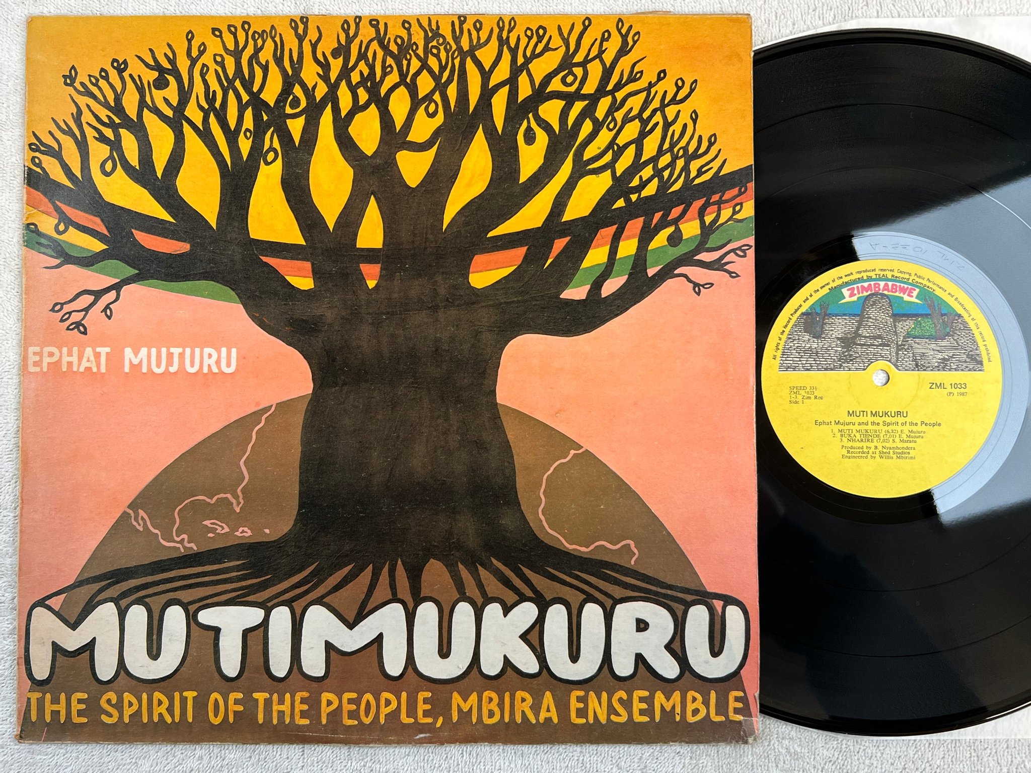 Omslagsbild för skivan EPHAT MUJURU & THE SPIRIT OF THE PEOPLE mutimukuru LP -87 ZIMBABWE ZML-1033