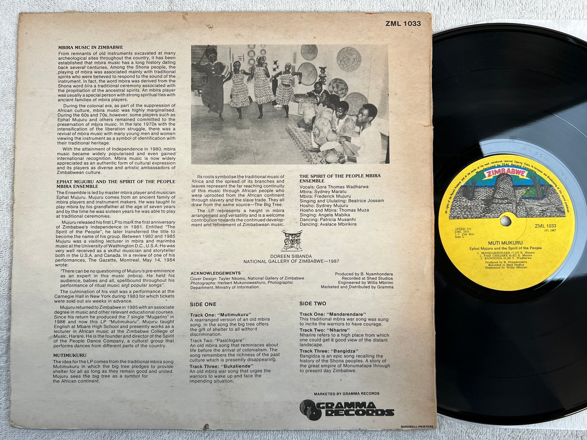 Omslagsbild för skivan EPHAT MUJURU & THE SPIRIT OF THE PEOPLE mutimukuru LP -87 ZIMBABWE ZML-1033