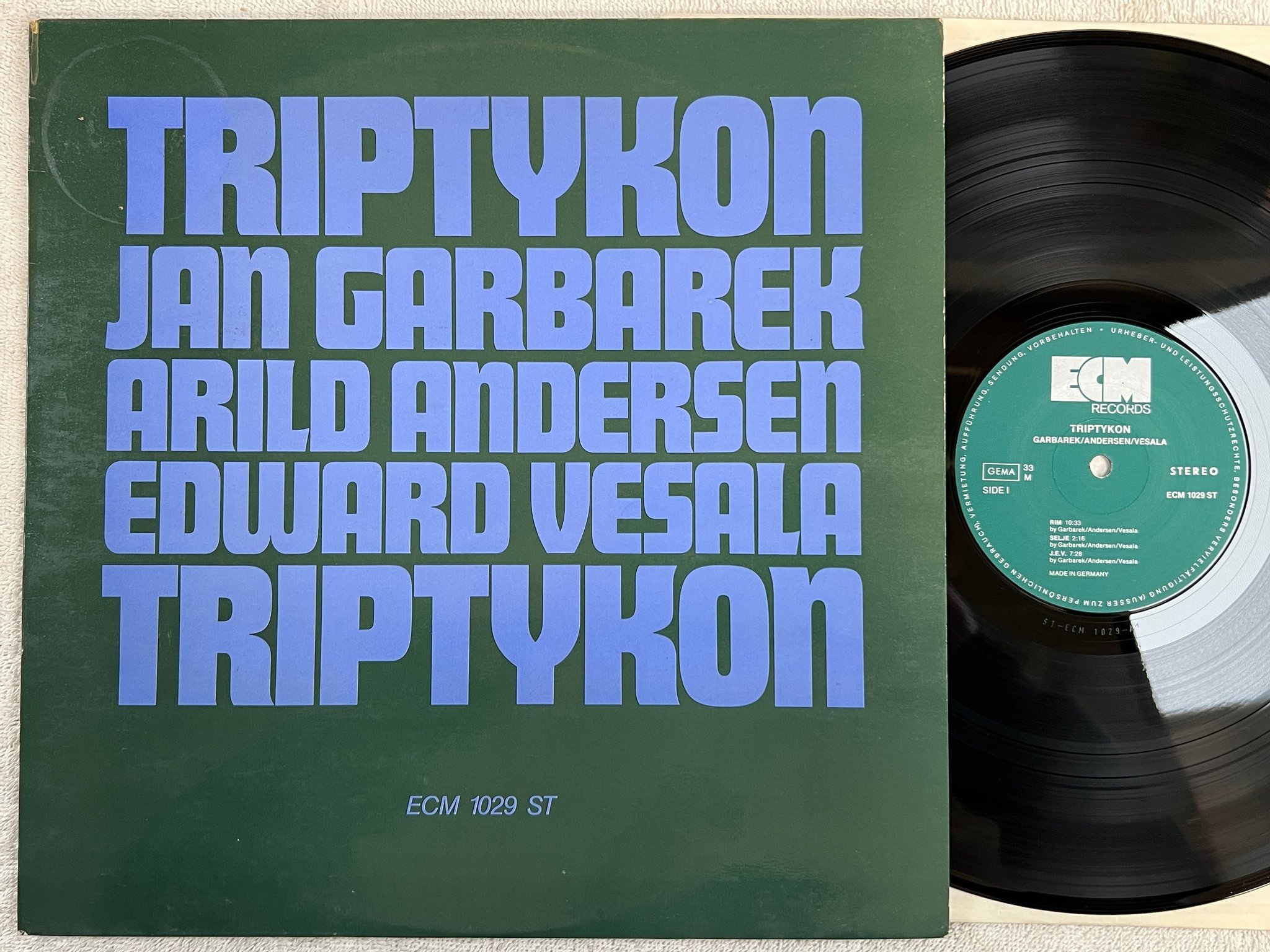 Omslagsbild för skivan GARBAREK ANDERSEN VESALA triptykon LP -73 Ger ECM 1029 ST