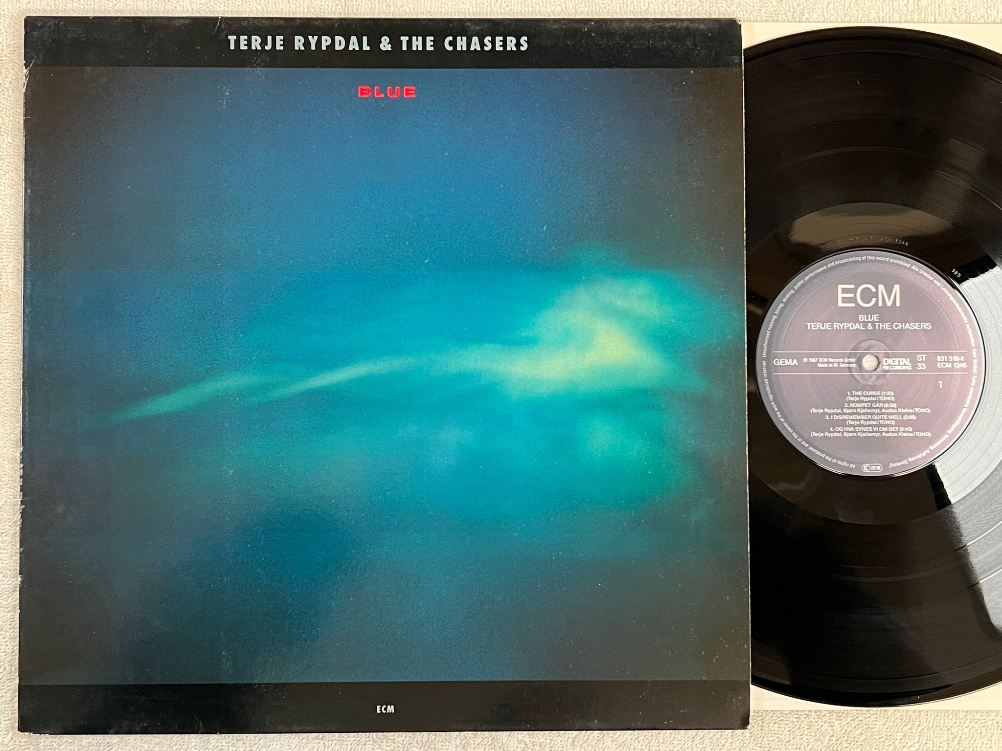 Omslagsbild för skivan TERJE RYPDAL & THE CHASER blue LP -87 Ger ECM 831 516-1