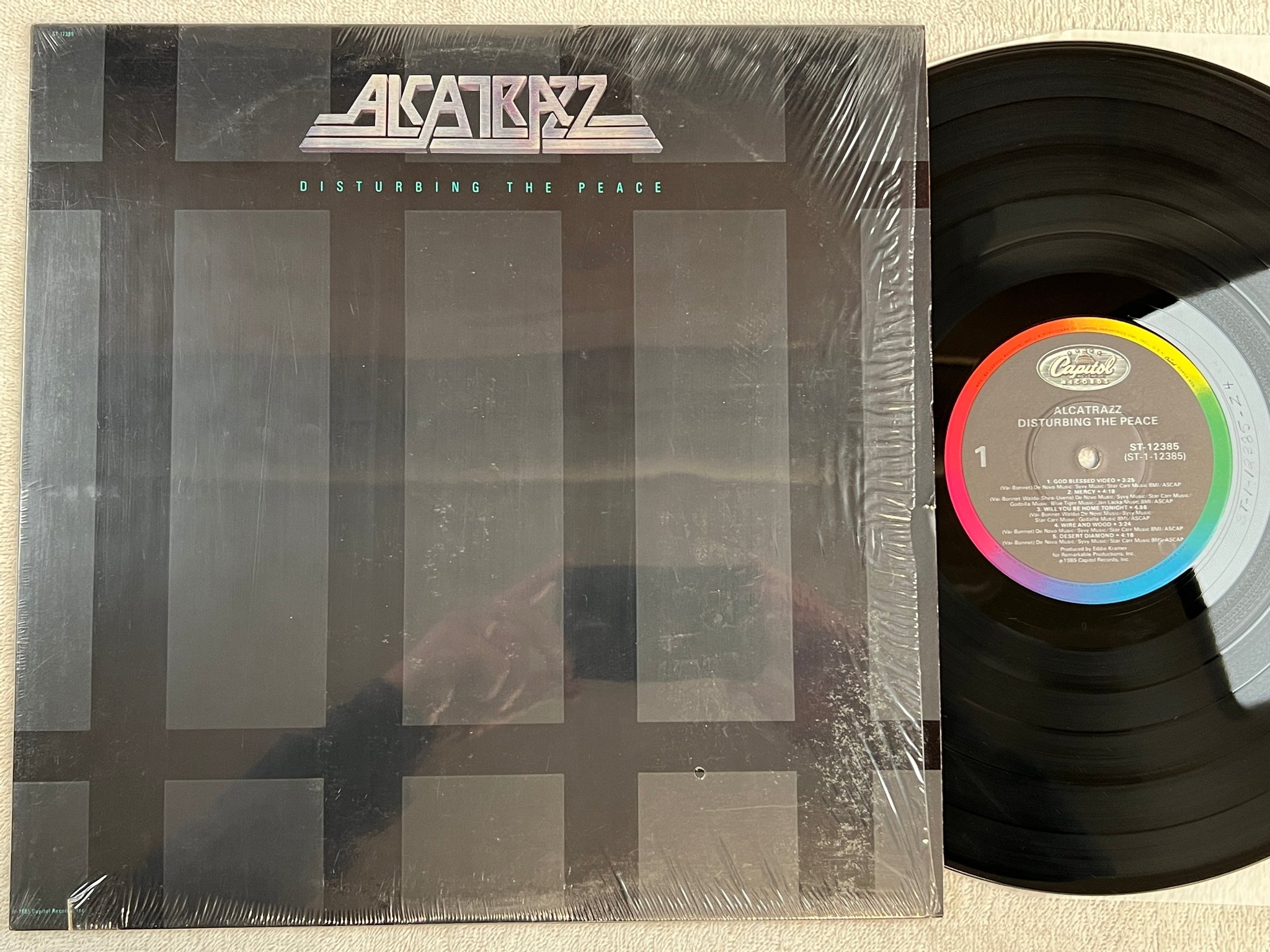 Omslagsbild för skivan ALCATRAZZ disturbing the peace LP -85 US CAPITOL ST 12385