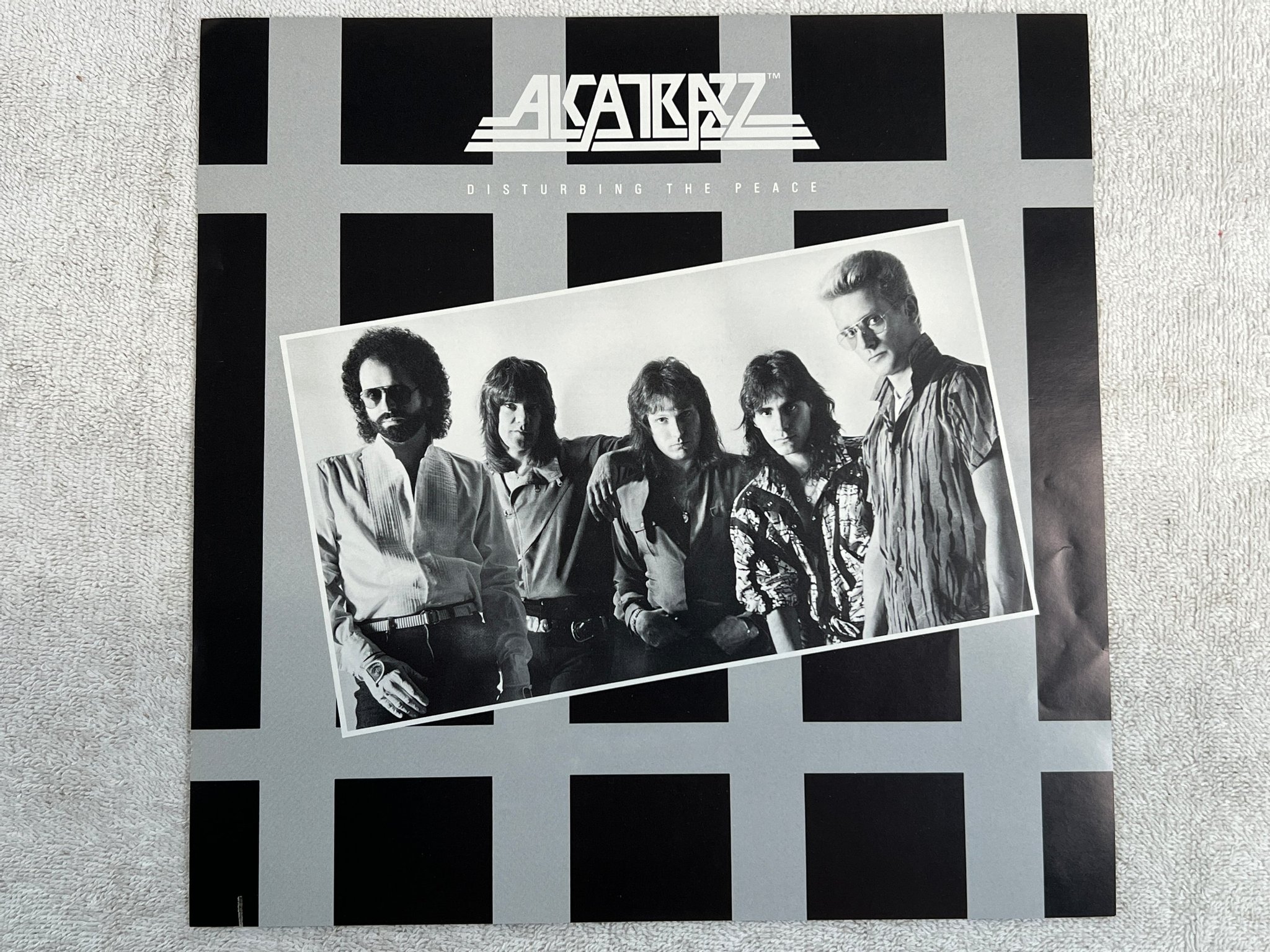 Omslagsbild för skivan ALCATRAZZ disturbing the peace LP -85 US CAPITOL ST 12385