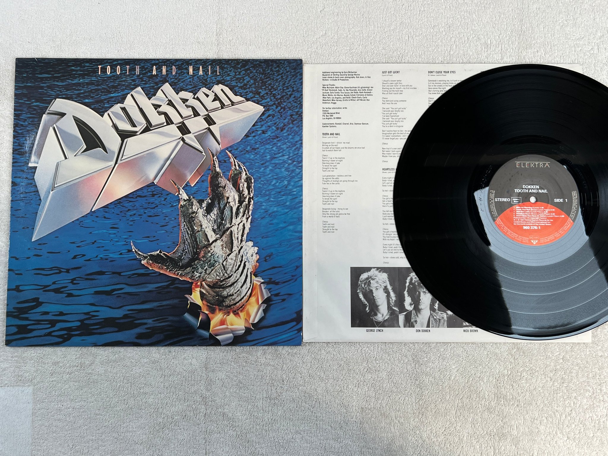 Omslagsbild för skivan DOKKEN tooth and nail LP -84 Ger ELEKTRA 960376-1
