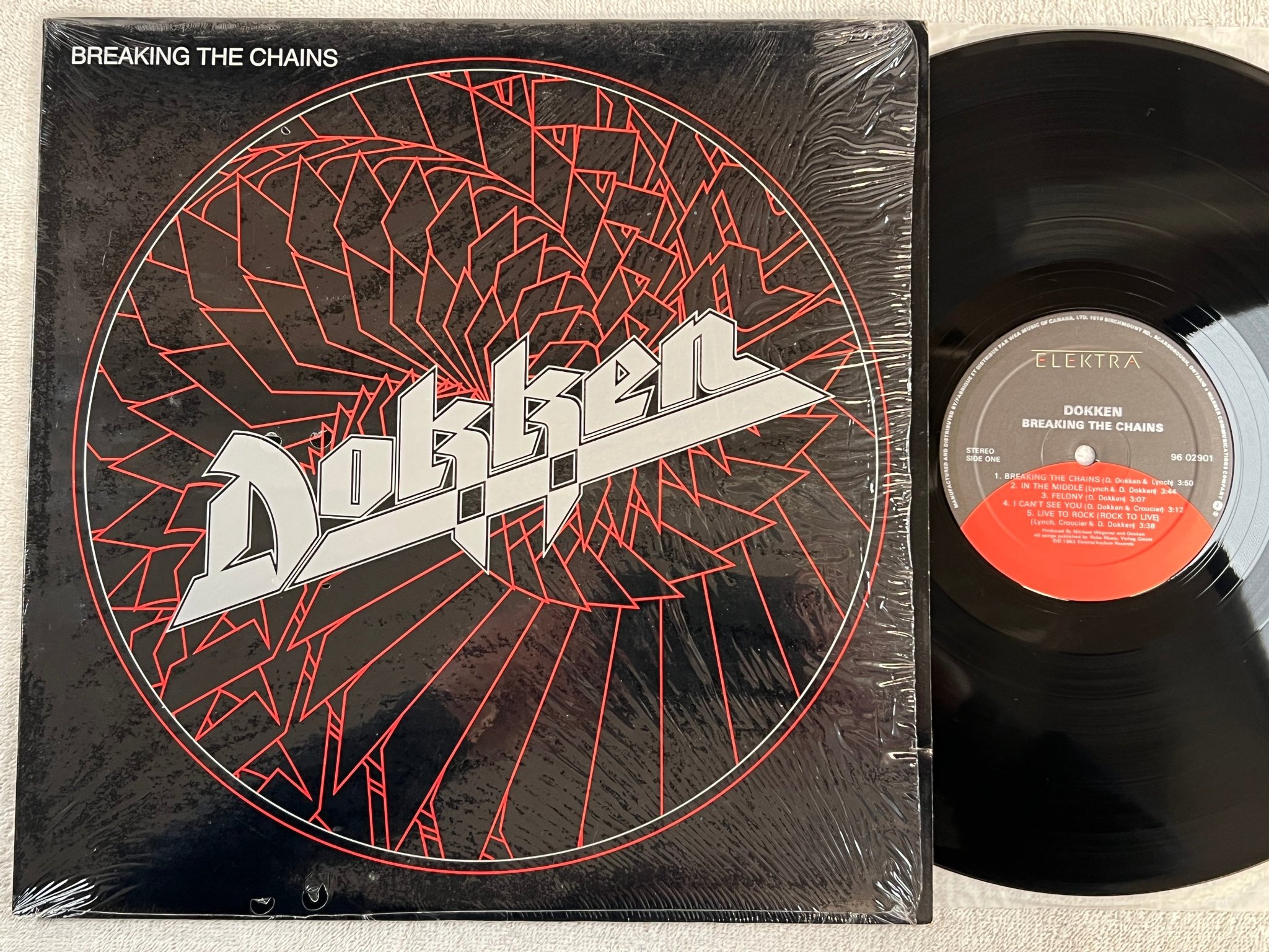 Omslagsbild för skivan DOKKEN breaking the chains LP -83 Can ELEKTRA 9602901