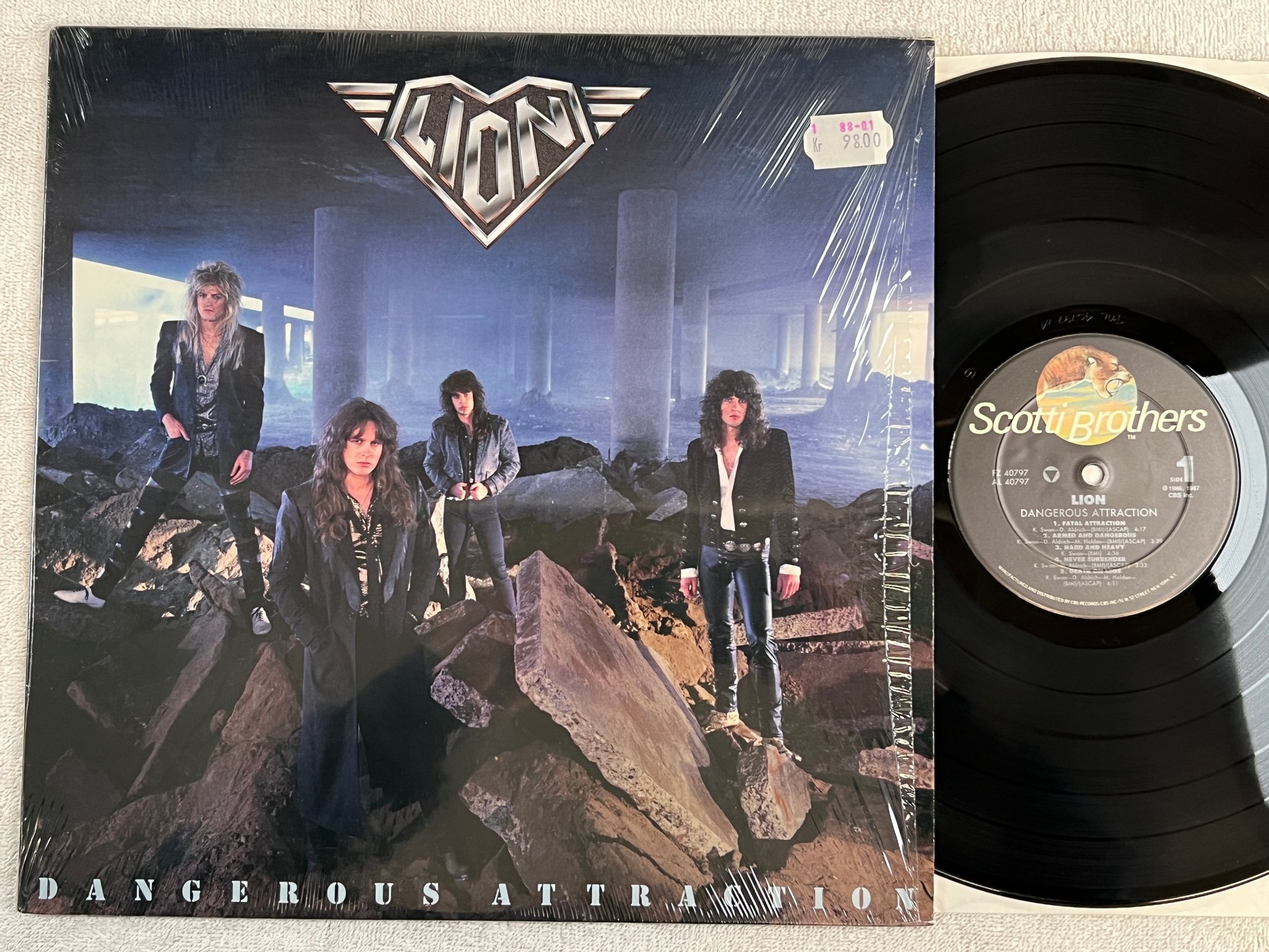 Omslagsbild för skivan LION Dangerous Attraction LP -87 US scotti brothers fz 40797