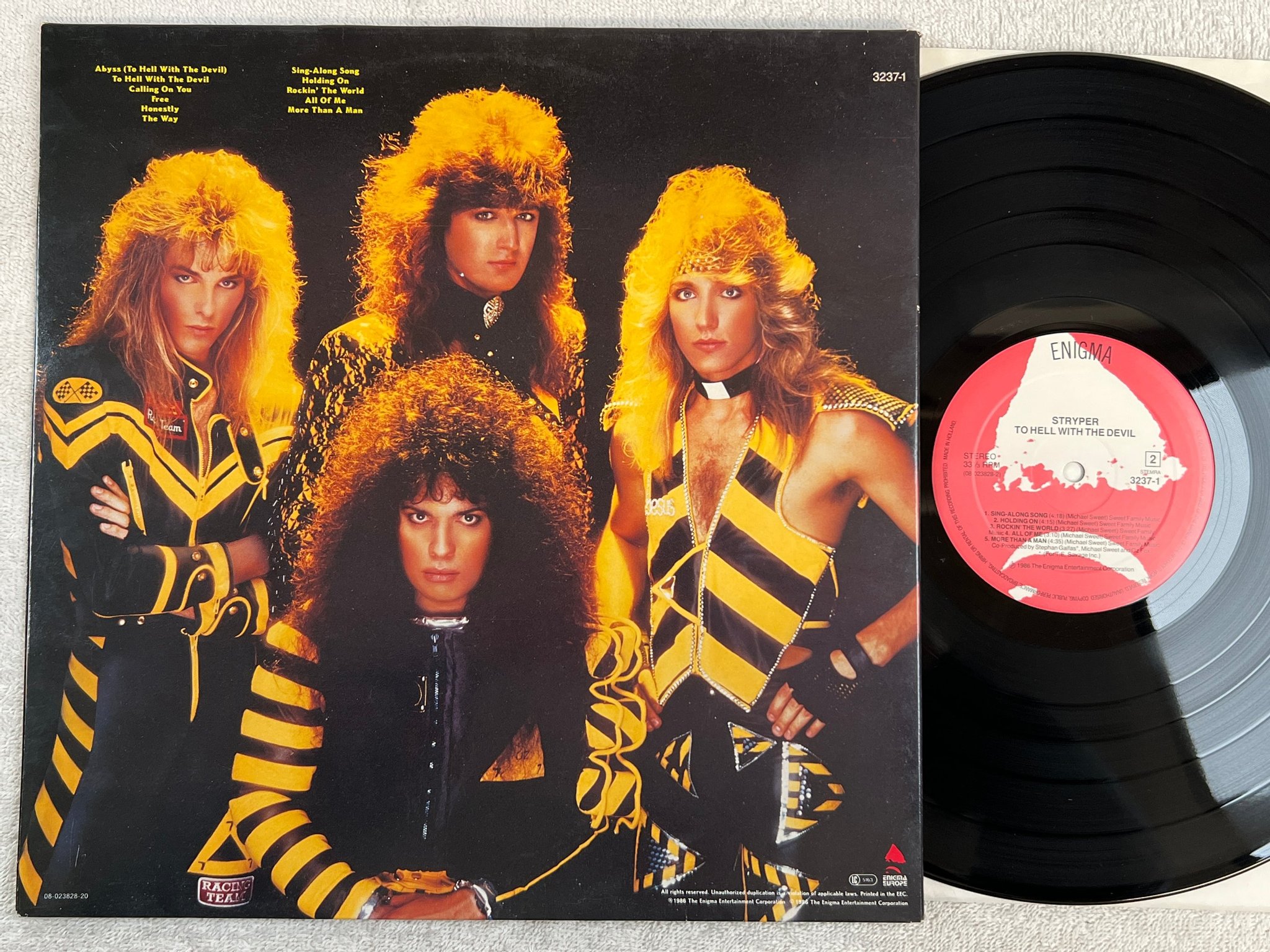 Omslagsbild för skivan STRYPER to hell with the devil LP -86 Hol ENIGMA 3237-1