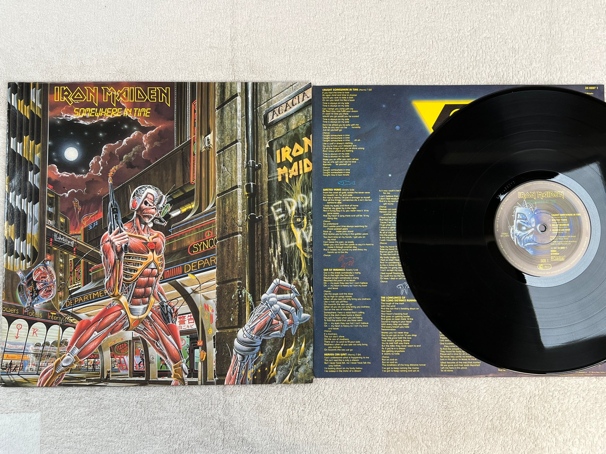 Omslagsbild för skivan IRON MAIDEN somewhere LP -86 EMI 1C 062-2405971