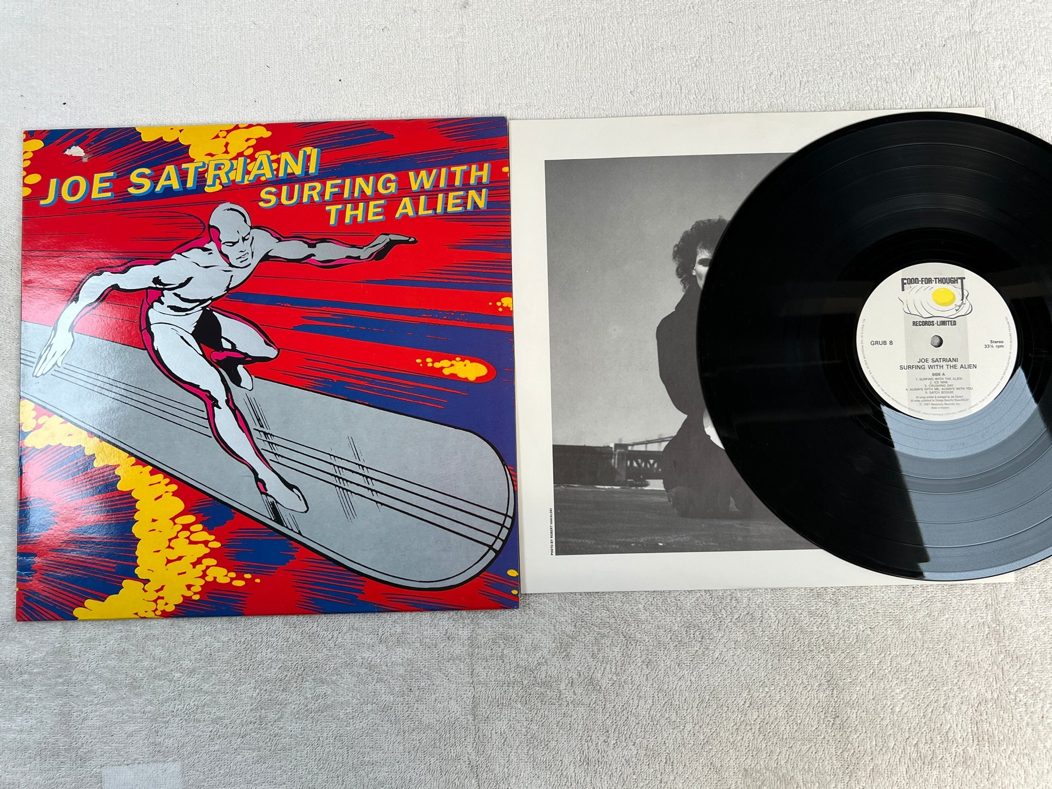 Omslagsbild för skivan JOE SATRIANI surfing with the alien LP -87 FOOD FOR THOUGHT GRUB 8
