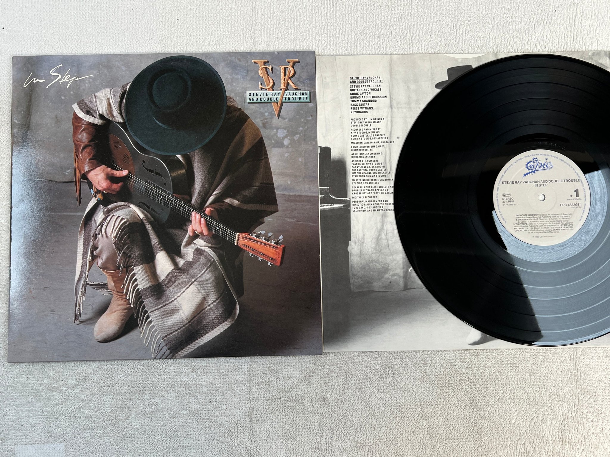 Omslagsbild för skivan STEVIE RAY VAUGHAN & DOUBLE TROUBLE in step LP -89 Ger EPIC EPC 4633951