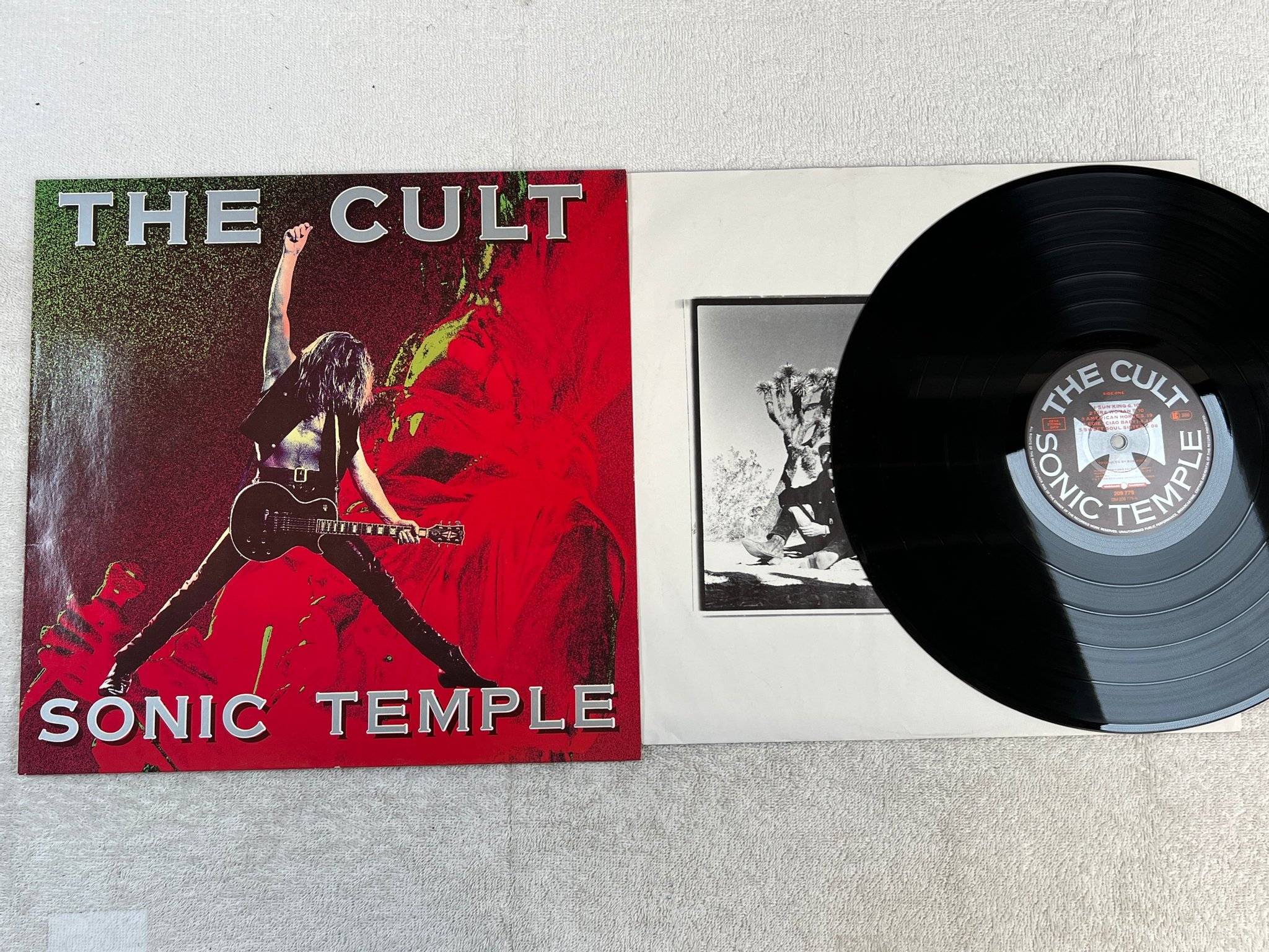 Omslagsbild för skivan THE CULT sonic temple LP -89 VIRGIN 209 779-630 ** classic **