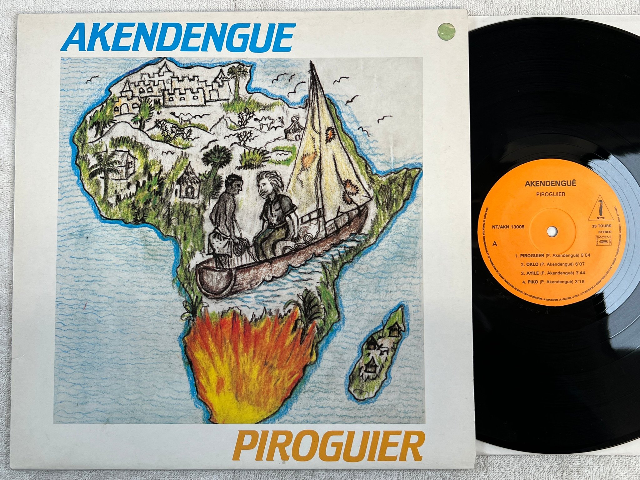 Omslagsbild för skivan AKENDENGUE piroguier LP -87 Fra NTYE NT/AKN 13005 folk 