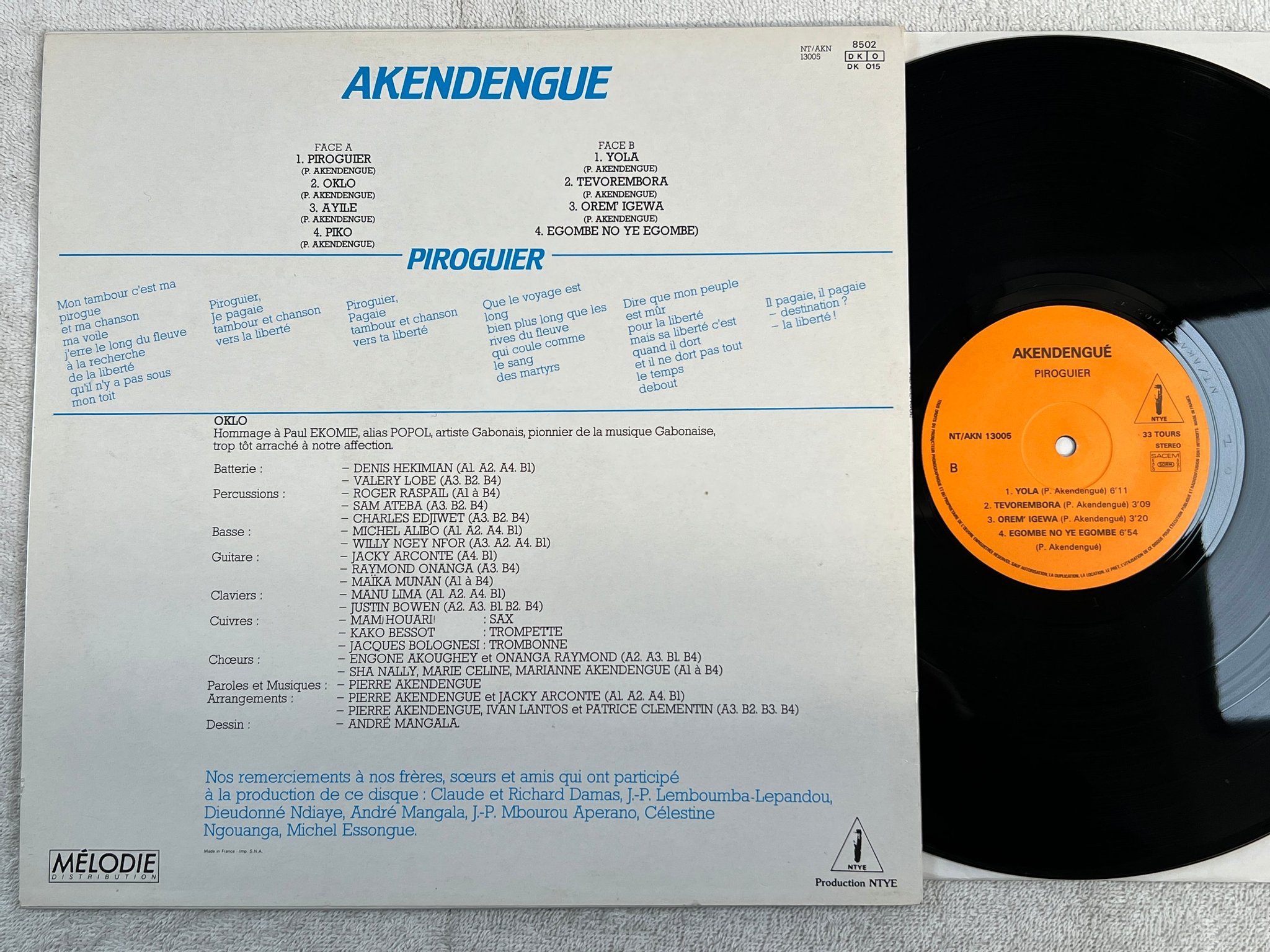 Omslagsbild för skivan AKENDENGUE piroguier LP -87 Fra NTYE NT/AKN 13005 folk 