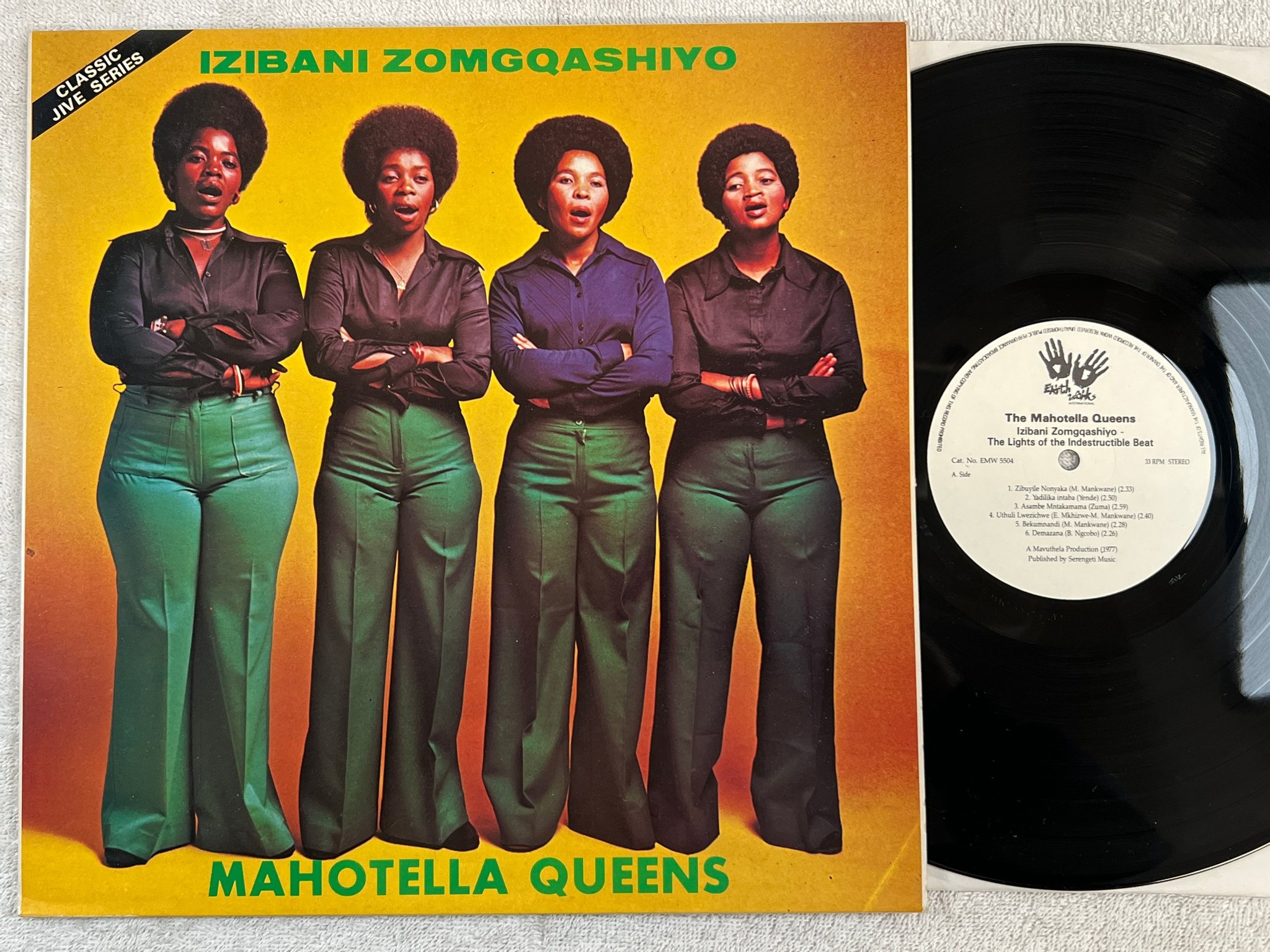 Omslagsbild för skivan MAHOTELLA QUEENS Izibani Zomgqashiyo LP -77 UK EARTHWORKS EMW 5504 
