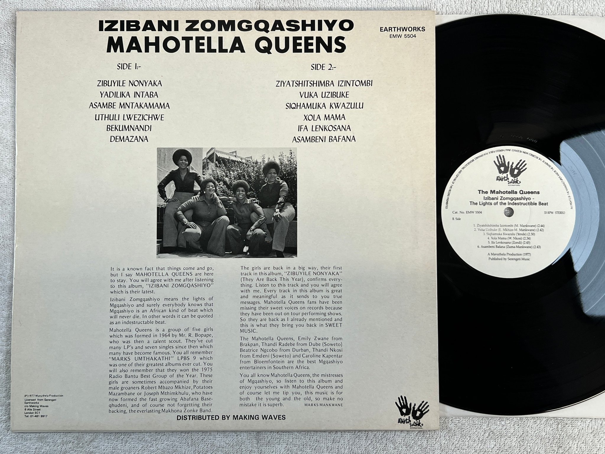 Omslagsbild för skivan MAHOTELLA QUEENS Izibani Zomgqashiyo LP -77 UK EARTHWORKS EMW 5504 