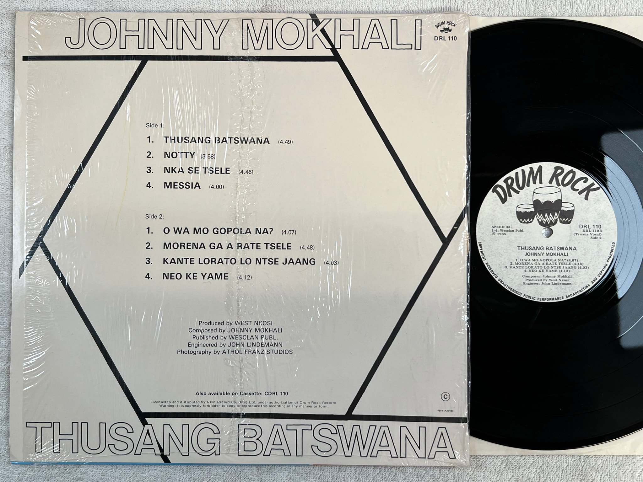 Omslagsbild för skivan JOHNNY MOKHALI thusang batswana LP -85 DRUM ROCK DRL 110 