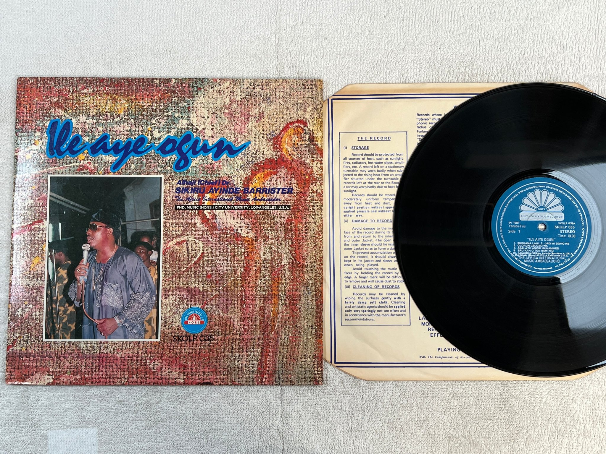 Omslagsbild för skivan ALHAJI Dr. SIKURU AYINDE BARRISTER Ile Aye LP -87 Nigeria SKOLP 035