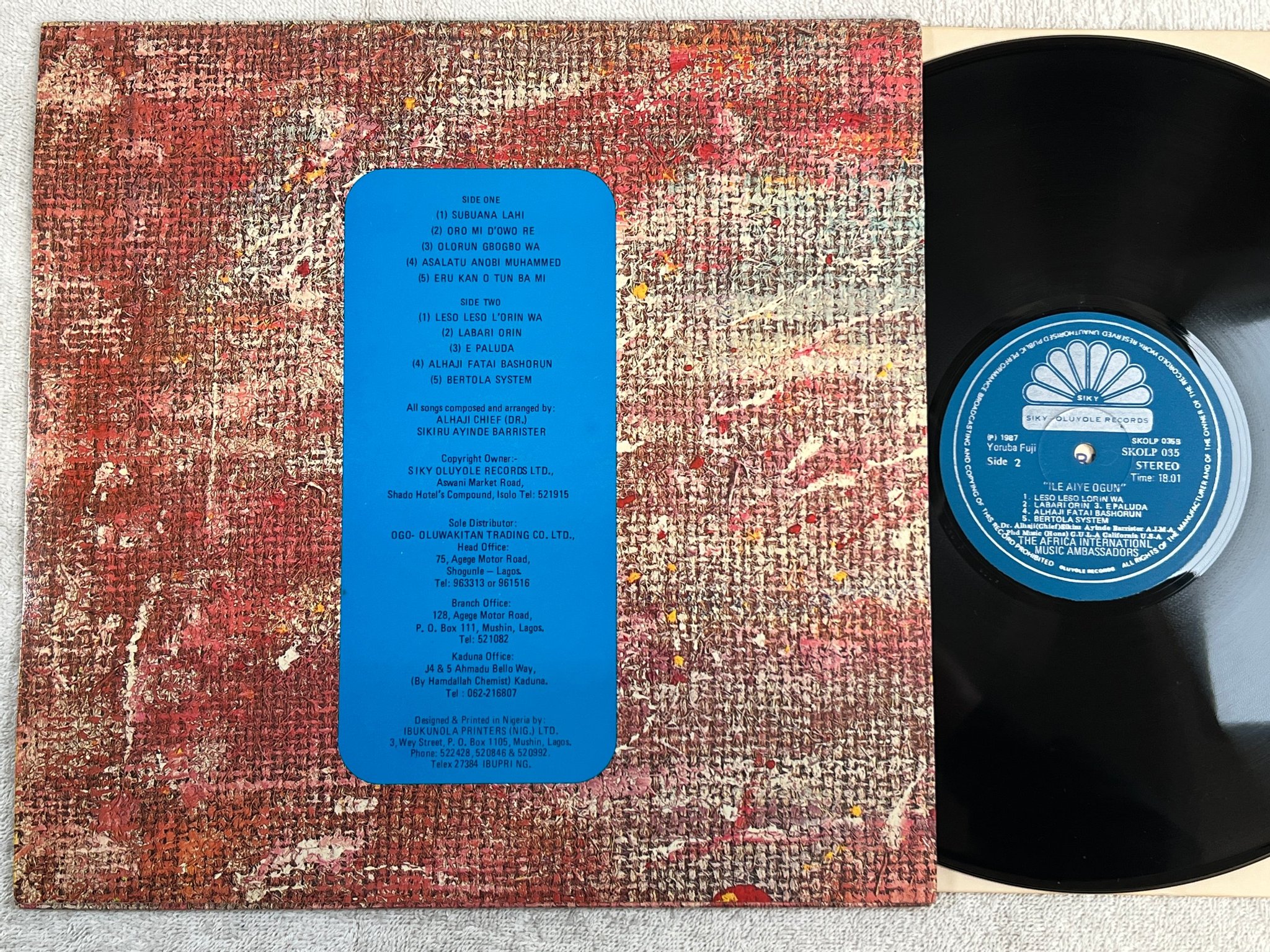 Omslagsbild för skivan ALHAJI Dr. SIKURU AYINDE BARRISTER Ile Aye LP -87 Nigeria SKOLP 035