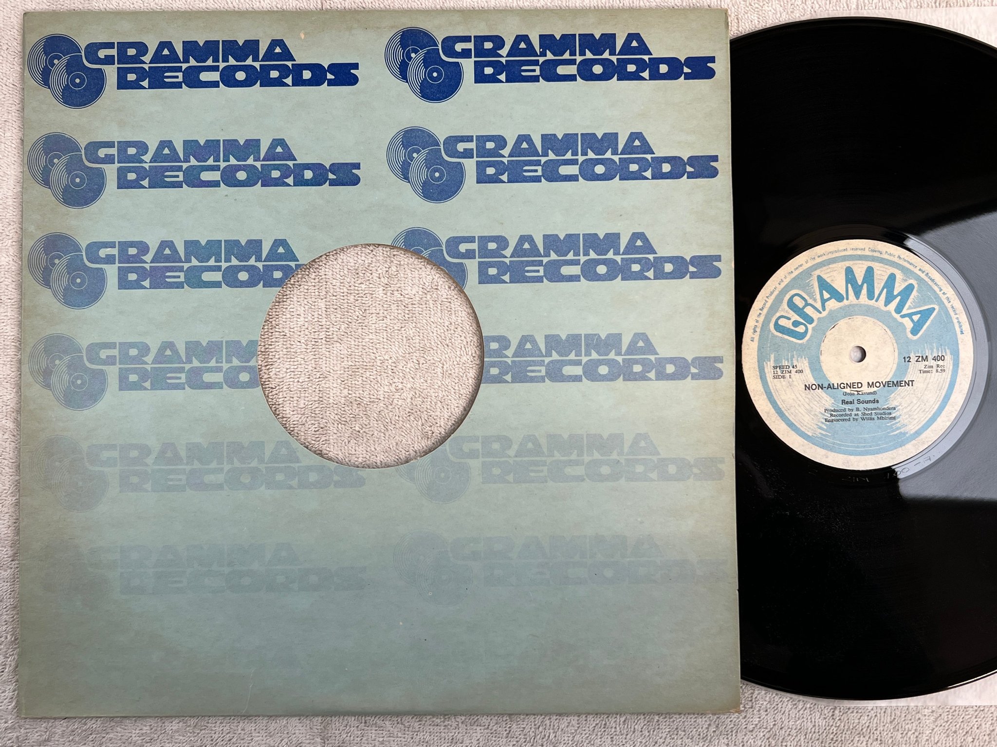 Omslagsbild för skivan REAL SOUNDS non-aligned movement 12"single ZIMBABWE GRAMMA 12 ZM 400 *** RARE **