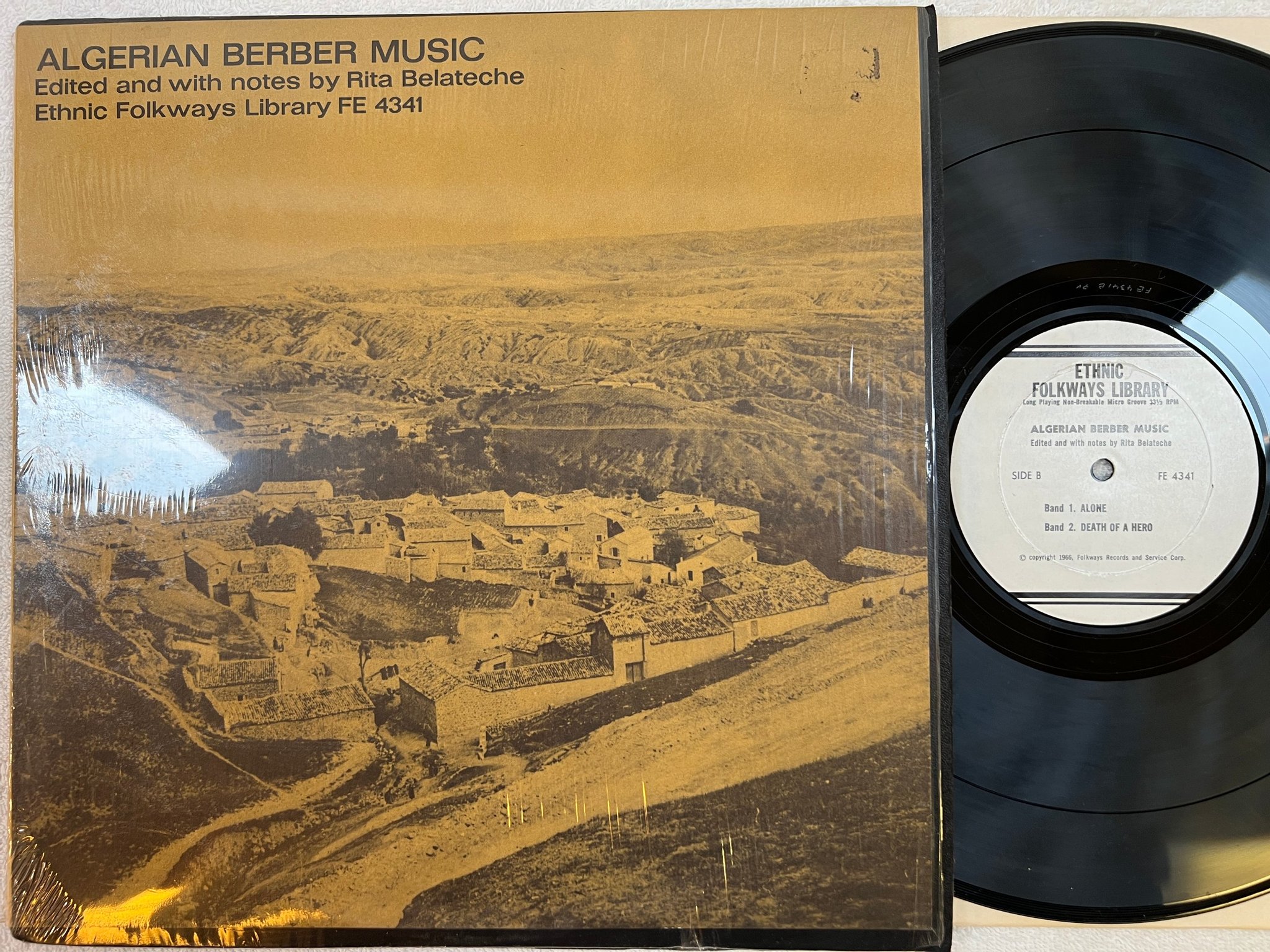 Omslagsbild för skivan V/A Algerian Berber Music LP -66 US ETHNIC FOLKWAYS LIBRARY FE 4341
