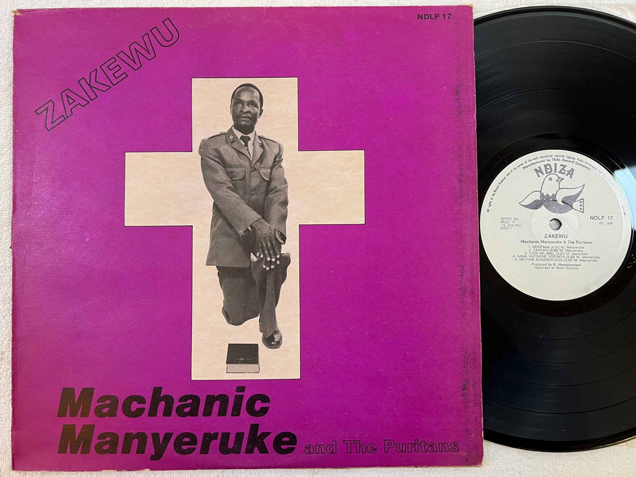 Omslagsbild för skivan MACHANIC MANYERUKE & THE PURITANS zakewu LP Zimbabwe NDIZA NDLP 17