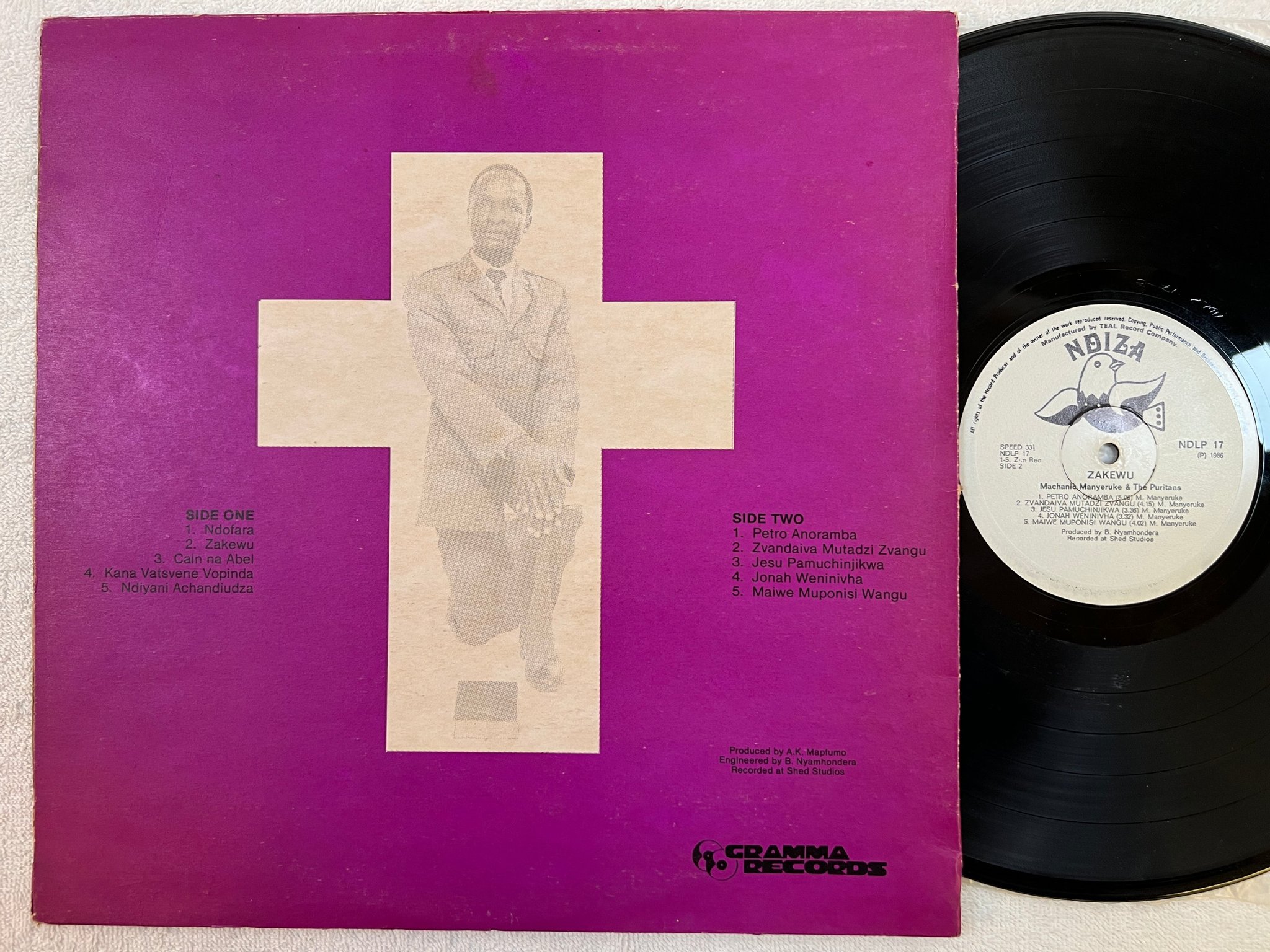 Omslagsbild för skivan MACHANIC MANYERUKE & THE PURITANS zakewu LP Zimbabwe NDIZA NDLP 17