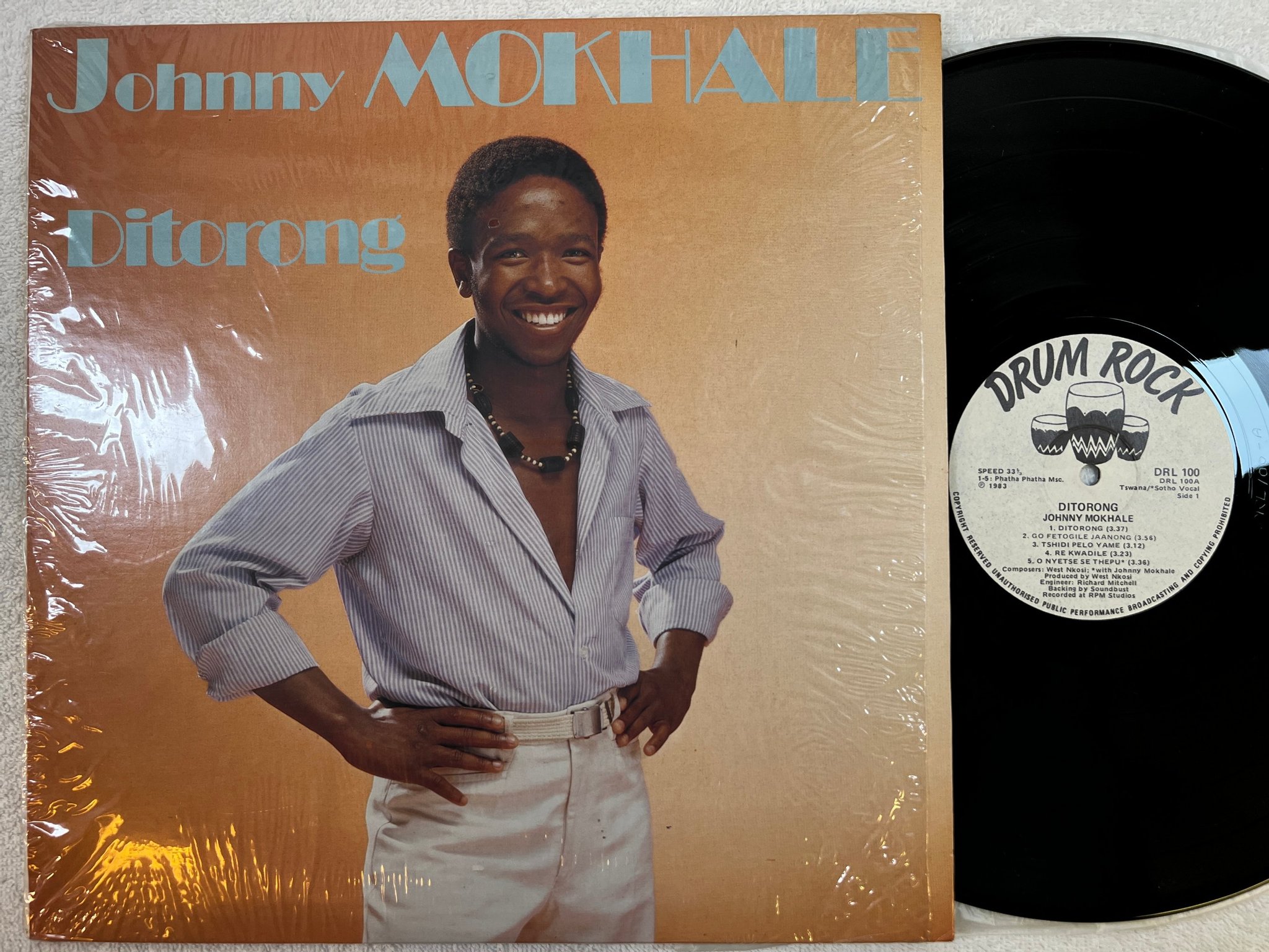 Omslagsbild för skivan JOHNNY MOKHALE ditorong LP -83 South Africa? DRUM ROCK DRL 100