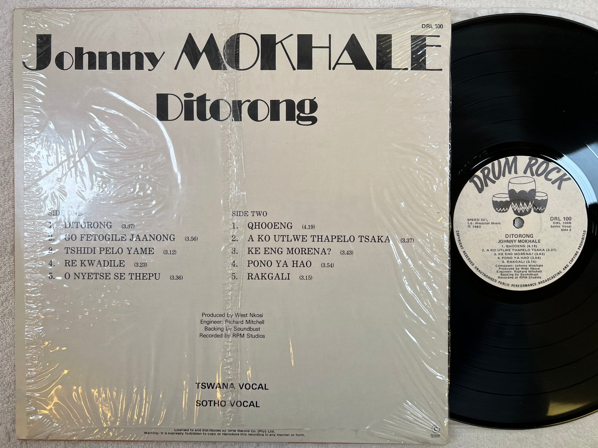 Omslagsbild för skivan JOHNNY MOKHALE ditorong LP -83 South Africa? DRUM ROCK DRL 100