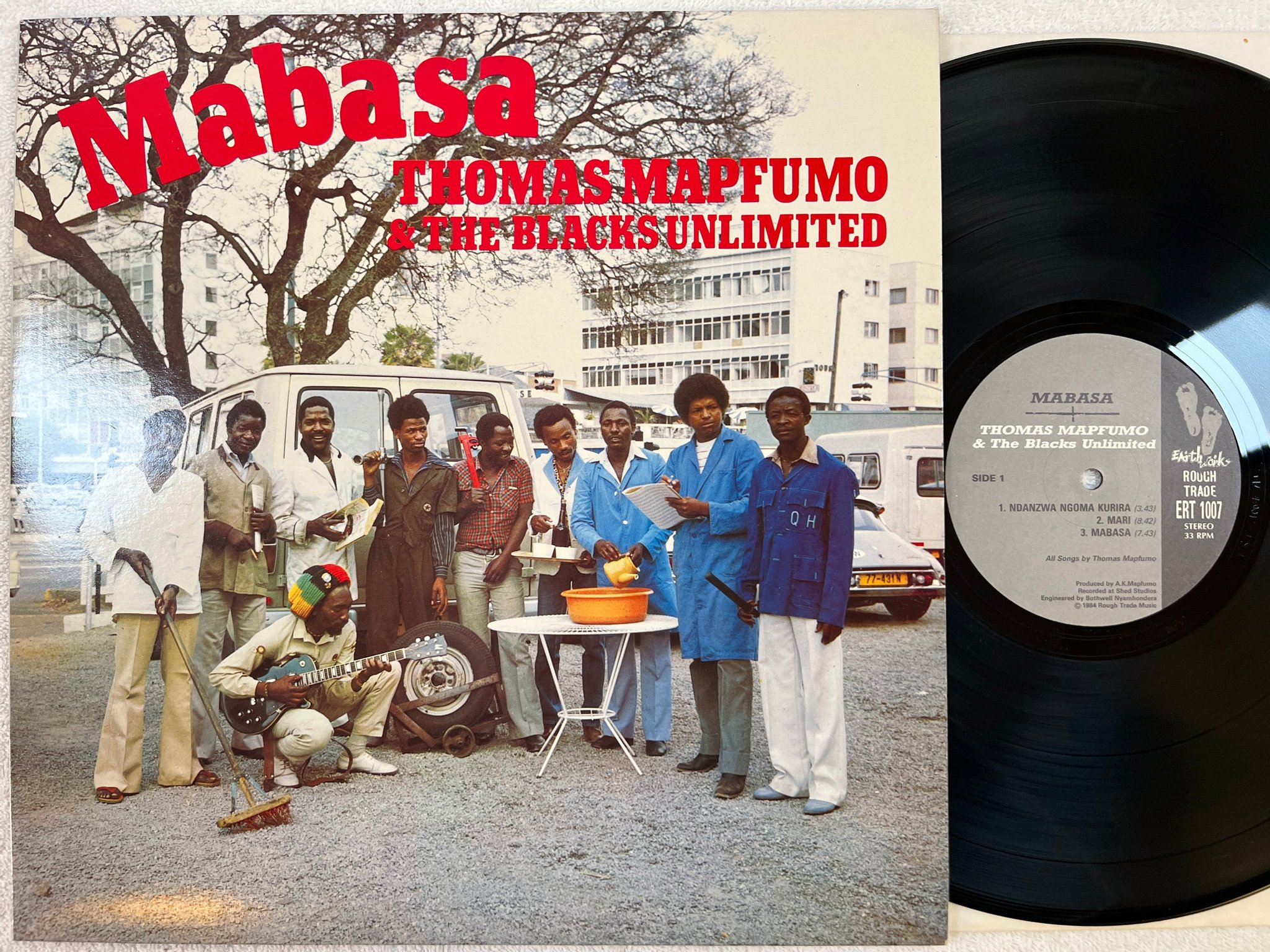 Omslagsbild för skivan THOMAS MAPFUMO & THE BLACKS UNLIMITED Mabasa LP -84 UK ROUGH TRADE ERT 1007