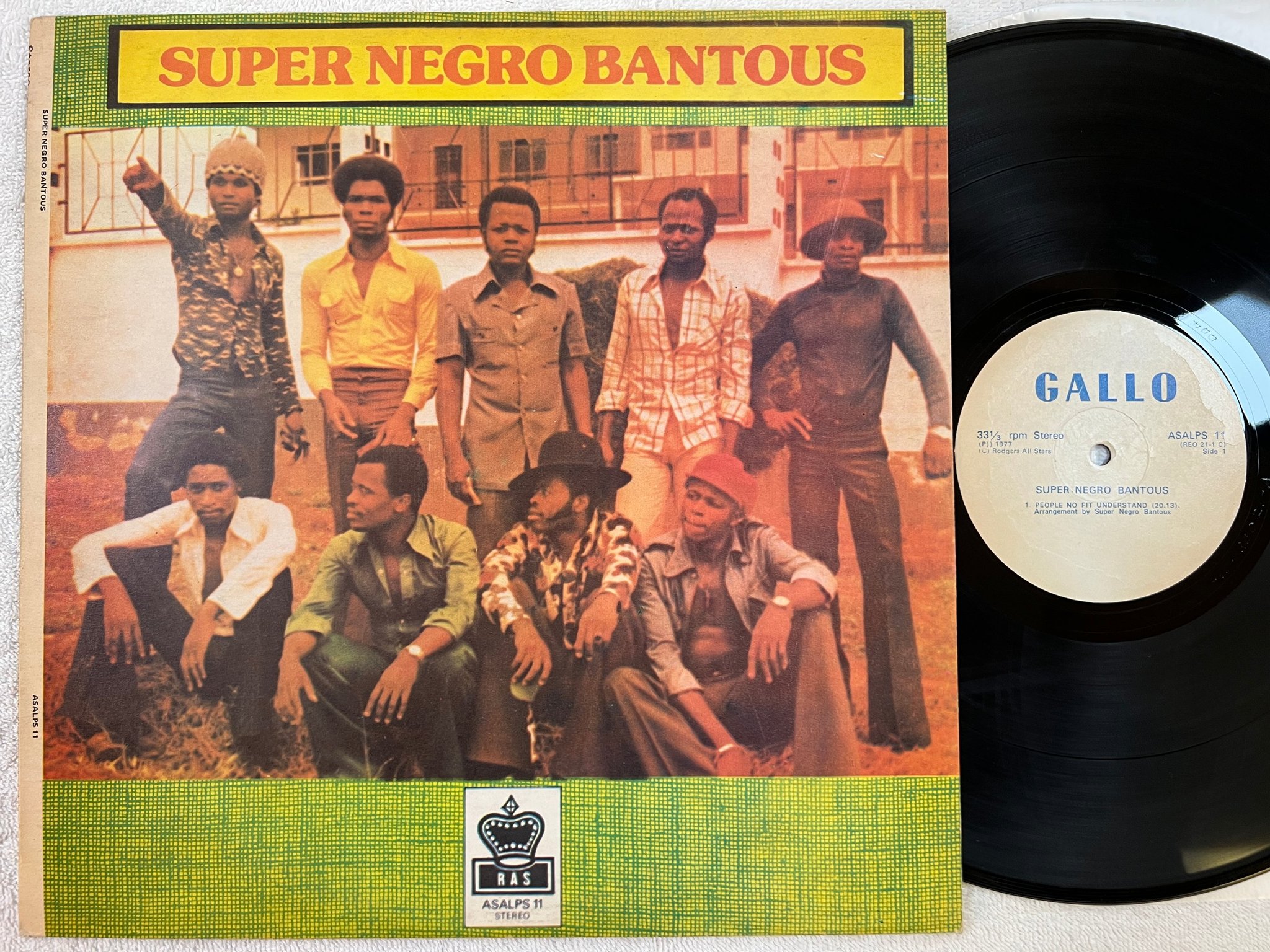 Omslagsbild för skivan SUPER NEGRO BANTOUS s/t LP -77 ?? GALLO ASALPS 11 soukous / highlife 