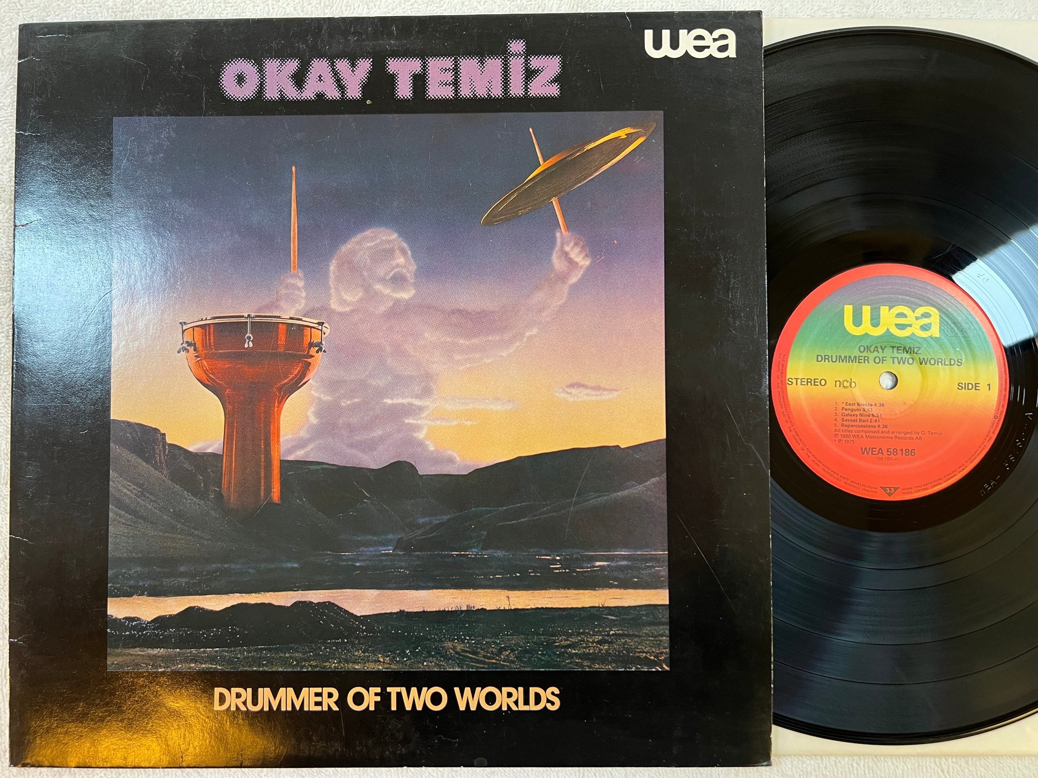 Omslagsbild för skivan OKAY TEMIZ drummer of two worlds LP -80 NCB WEA WEA 58 186 fusion jazz 