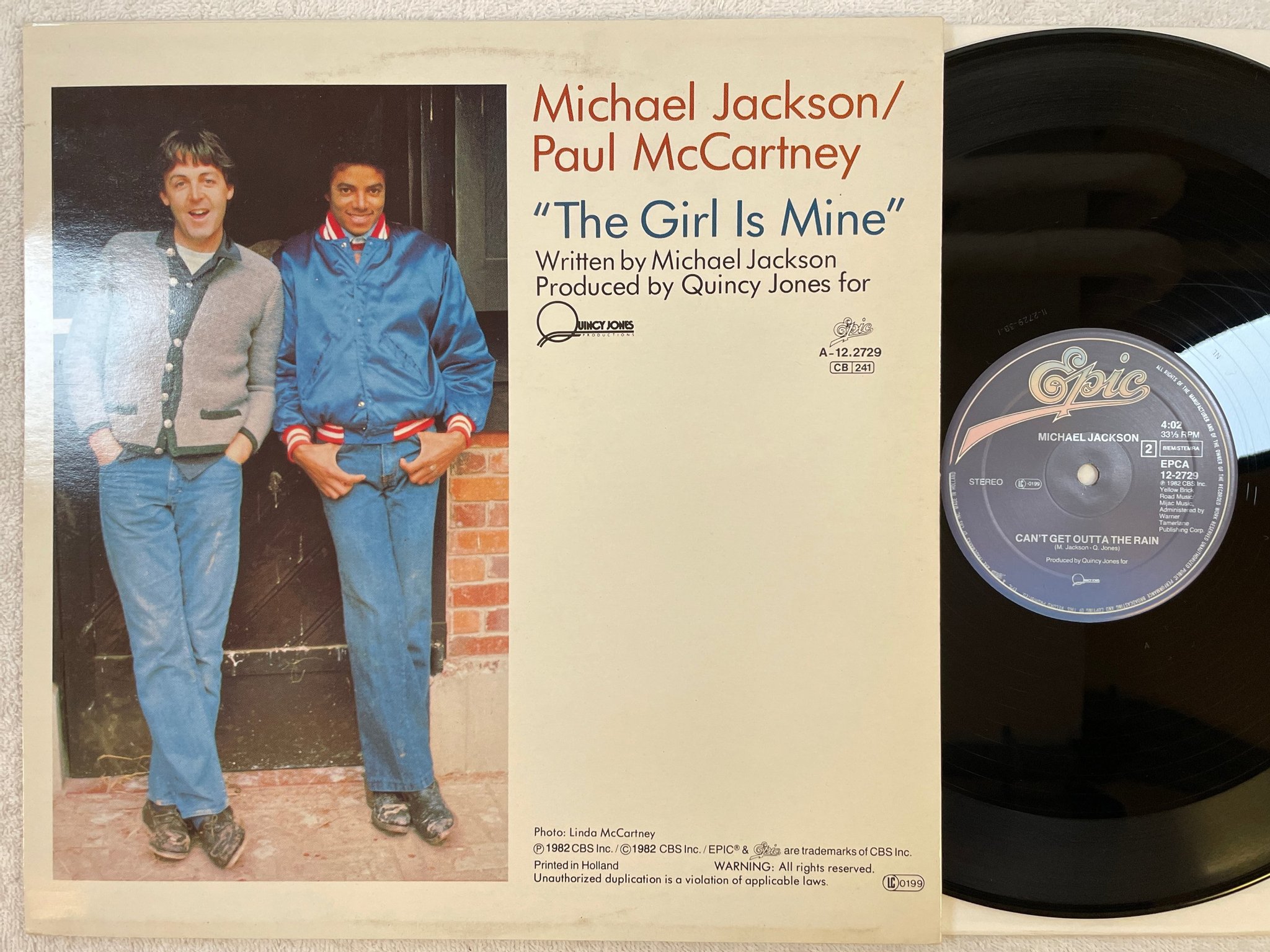 Omslagsbild för skivan MICHAEL JACKSON the girl is mine 12"single -82 Hol EPIC EPCA 12-2729