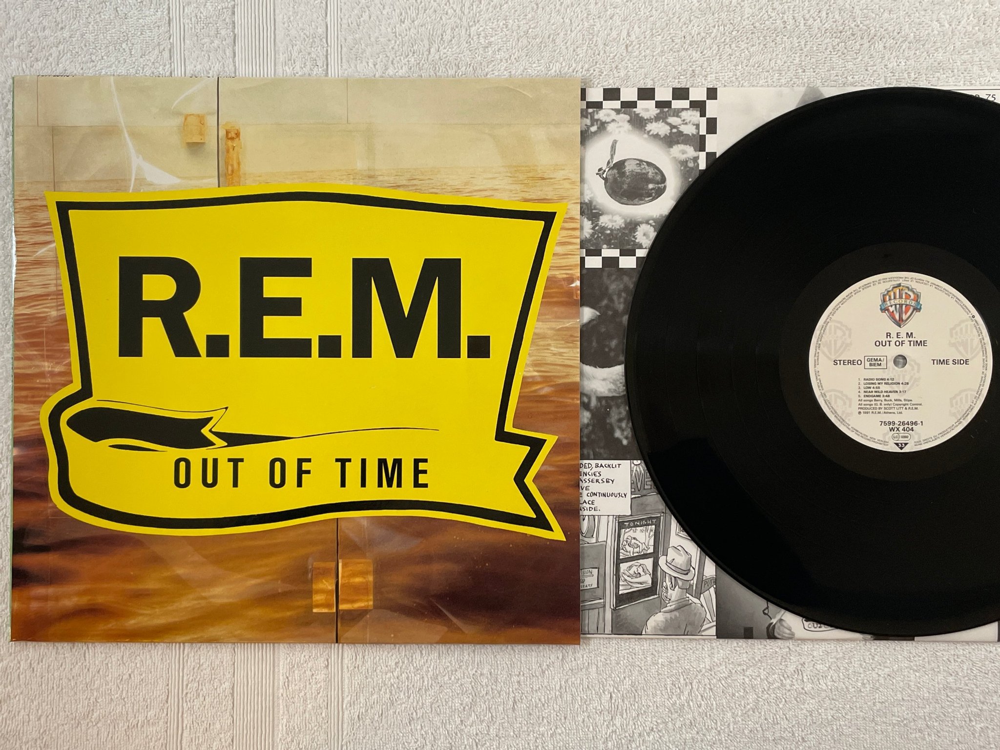 Omslagsbild för skivan R.E.M. out of time LP -91 WARNER BROS 7599 26496-1