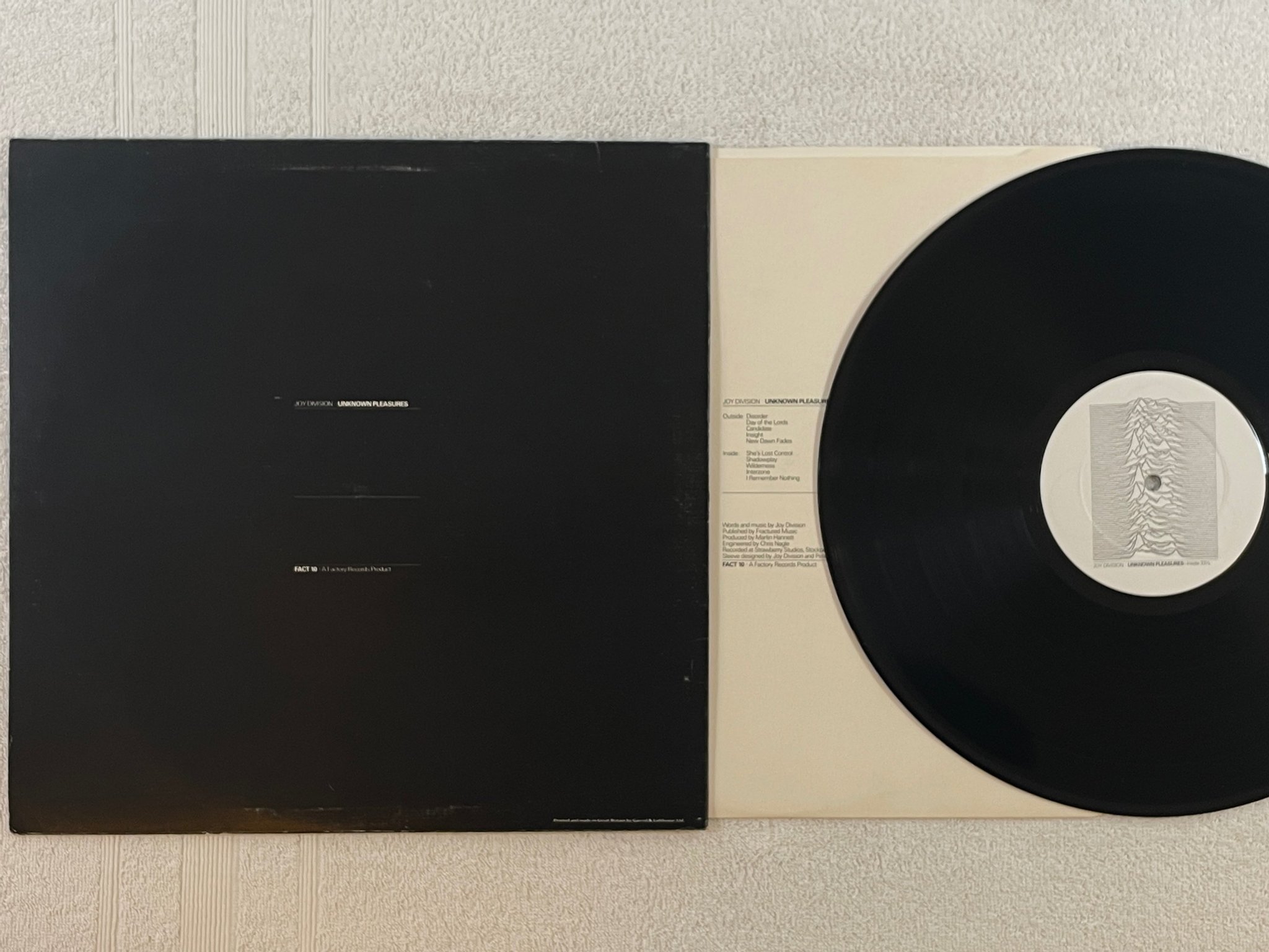 Omslagsbild för skivan JOY DIVISION Unknown Pleasures LP -79 UK FACTORY FACT 10 TEXTURED SLEEVE  rare !