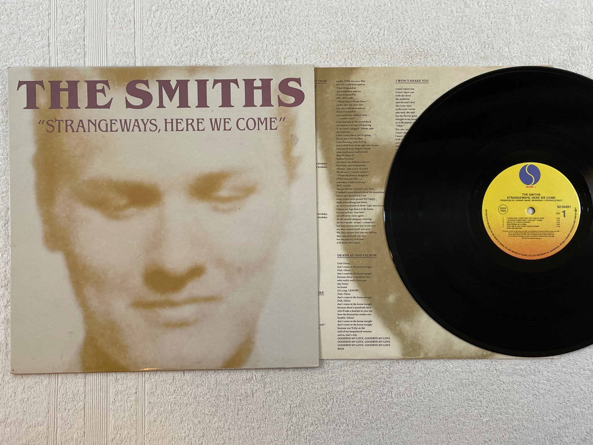 Omslagsbild för skivan THE SMITHS Strangeways, Here We Come LP -87 CAN SIRE 92 56491