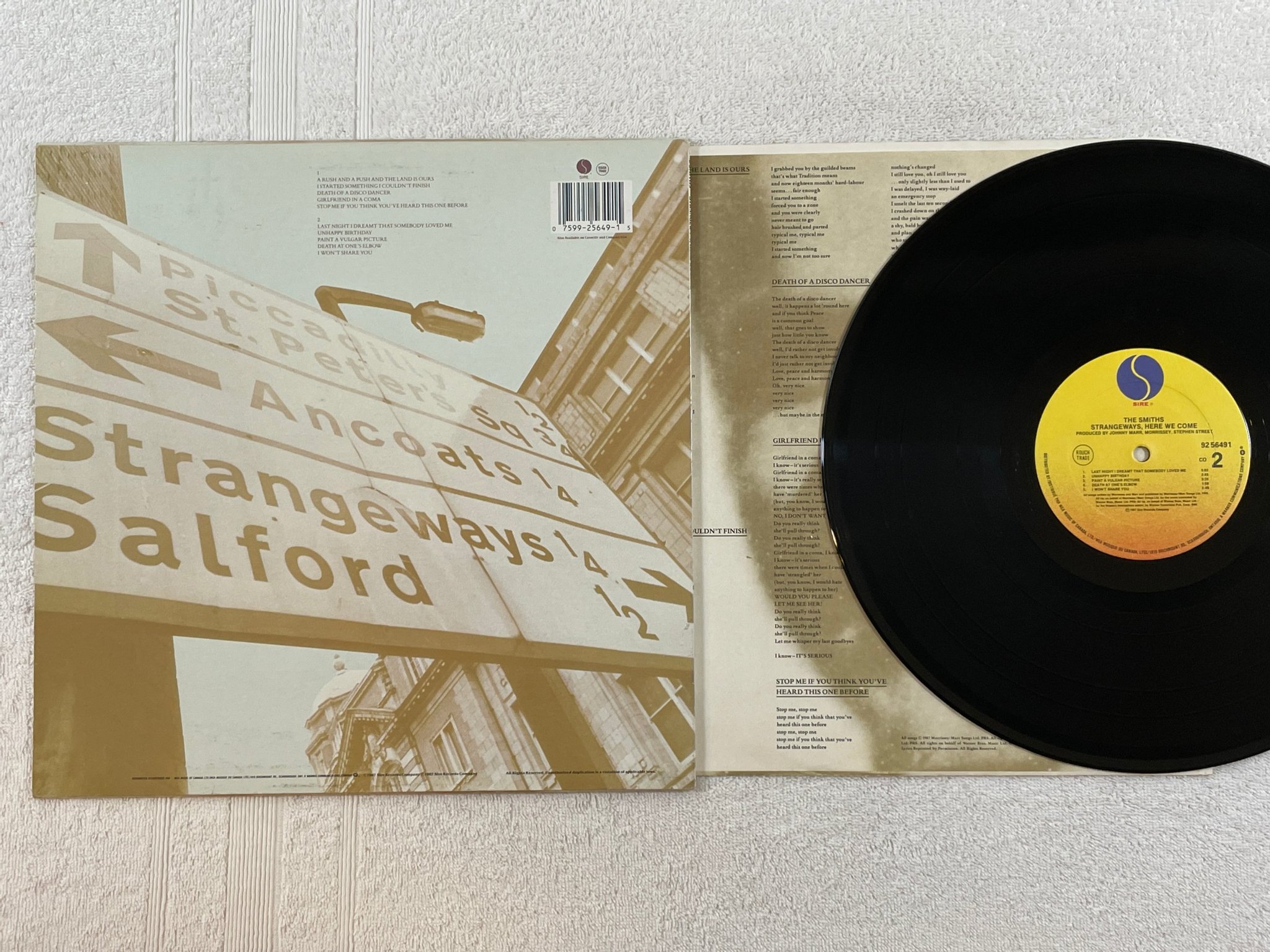 Omslagsbild för skivan THE SMITHS Strangeways, Here We Come LP -87 CAN SIRE 92 56491