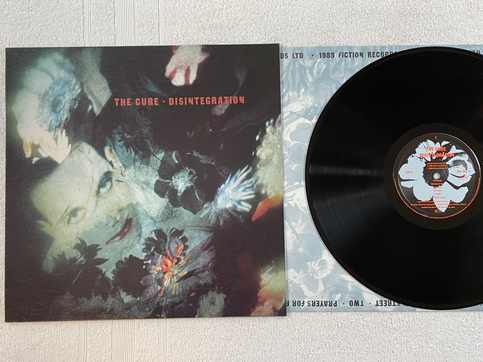 Omslagsbild för skivan THE CURE disintegration LP -89 FICTION 839 353-1 textured sleeve RARE ! 