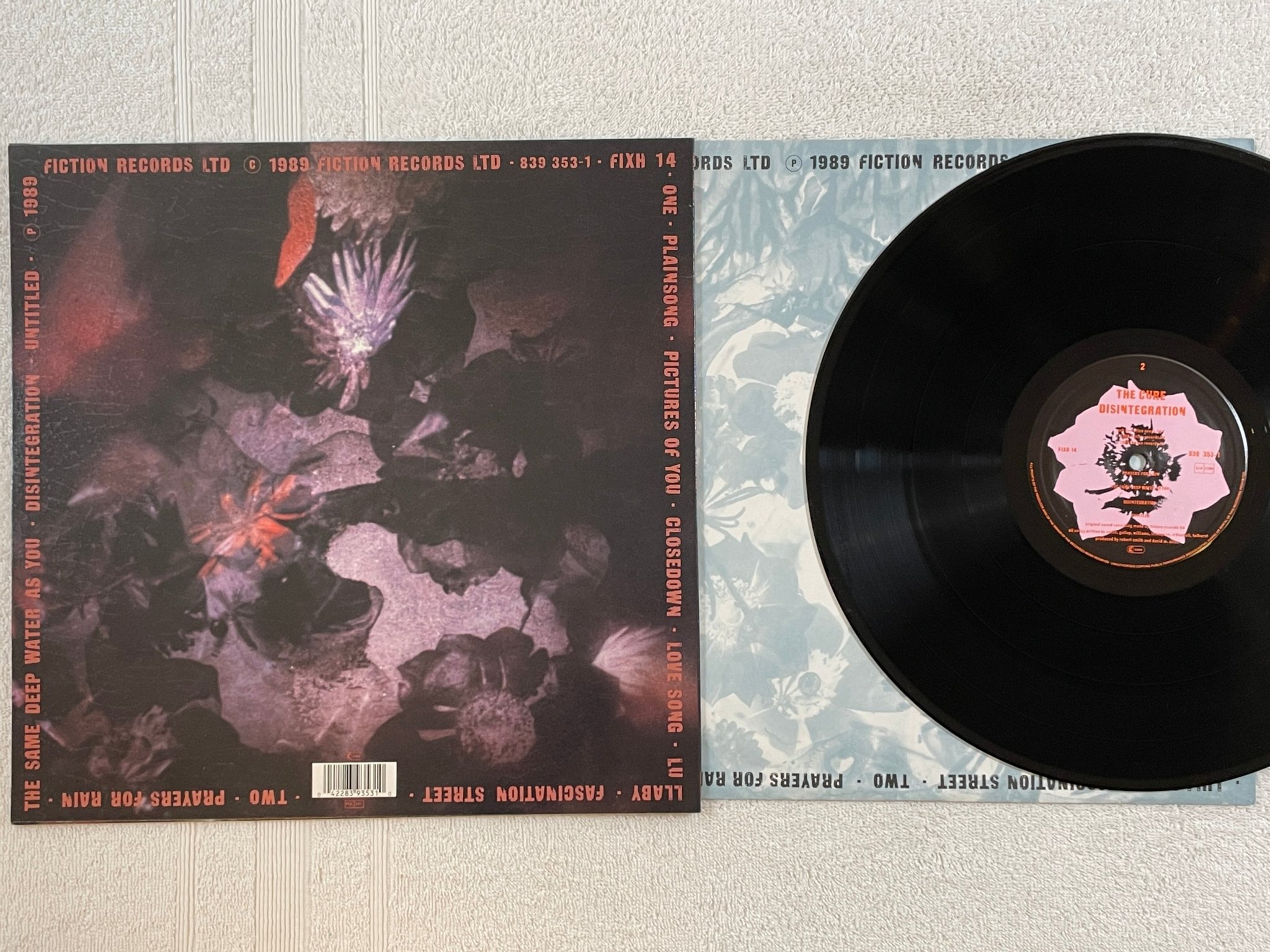 Omslagsbild för skivan THE CURE disintegration LP -89 FICTION 839 353-1 textured sleeve RARE ! 