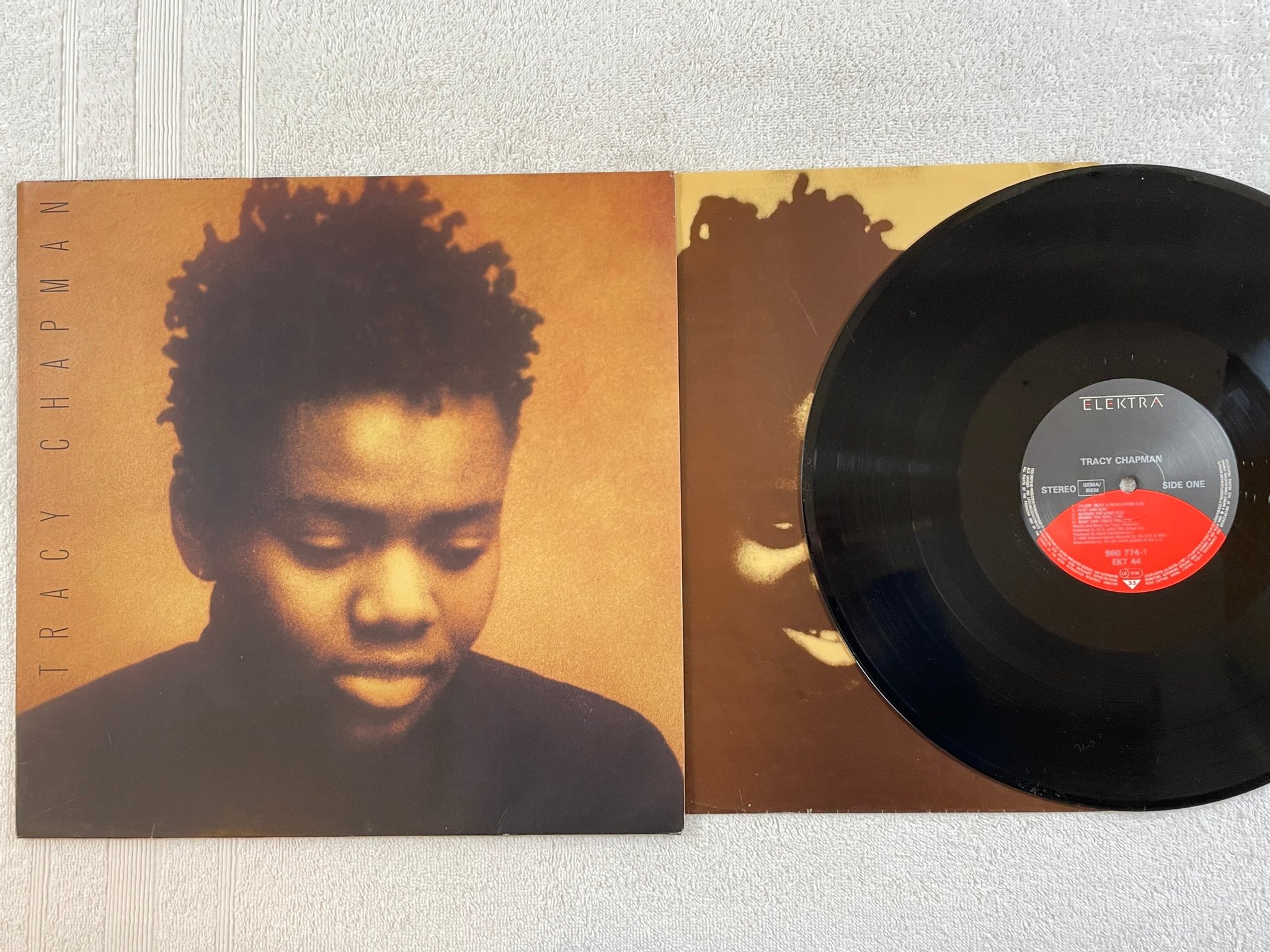 Omslagsbild för skivan TRACY CHAPMAN s/t LP -88 ELEKTRA 960 774-1 ** A must have **