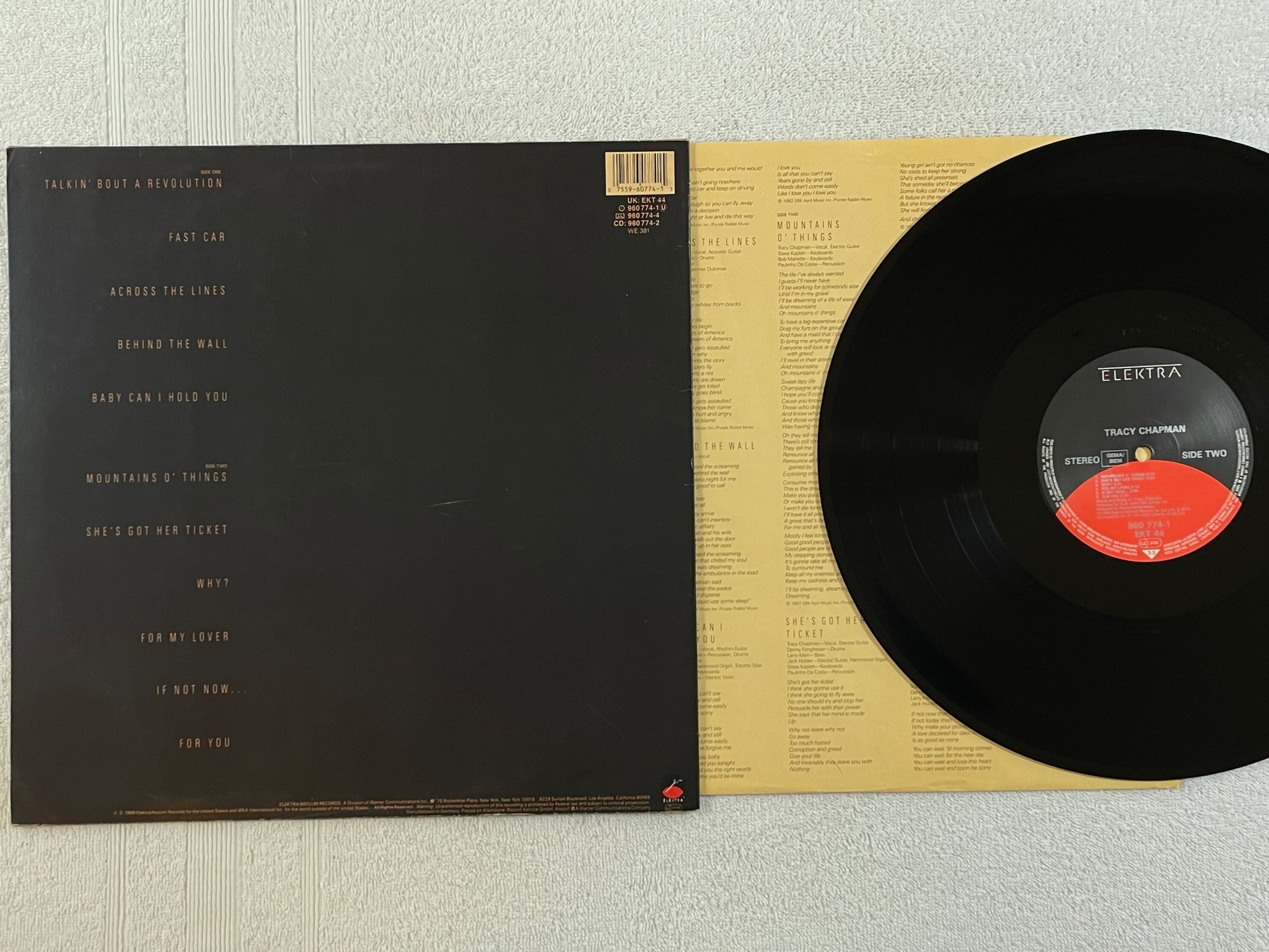 Omslagsbild för skivan TRACY CHAPMAN s/t LP -88 ELEKTRA 960 774-1 ** A must have **