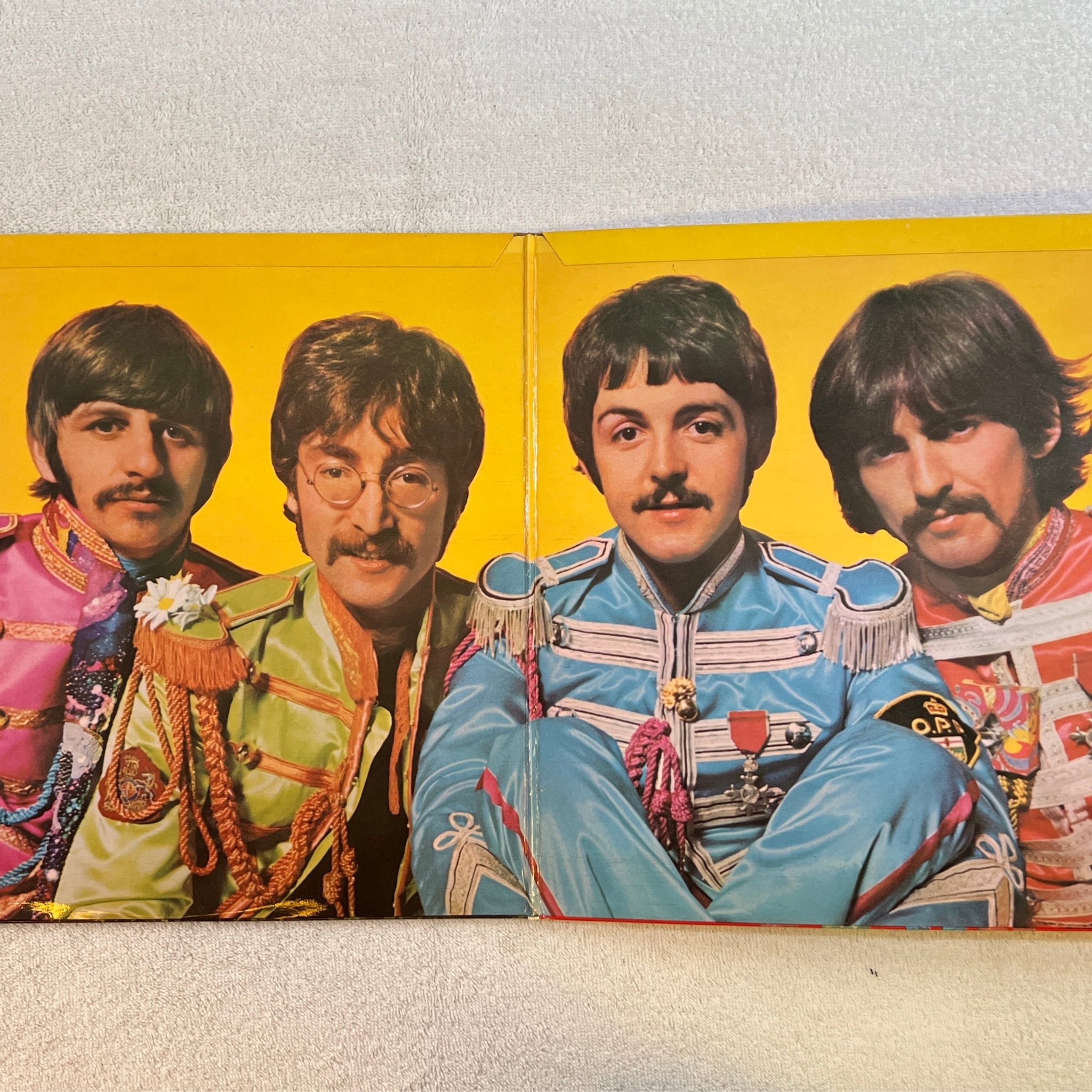 Omslagsbild för skivan THE BEATLES Sgt Pepper's lonely heart club band LP -67 mono PARLOPHONE PMC 7027