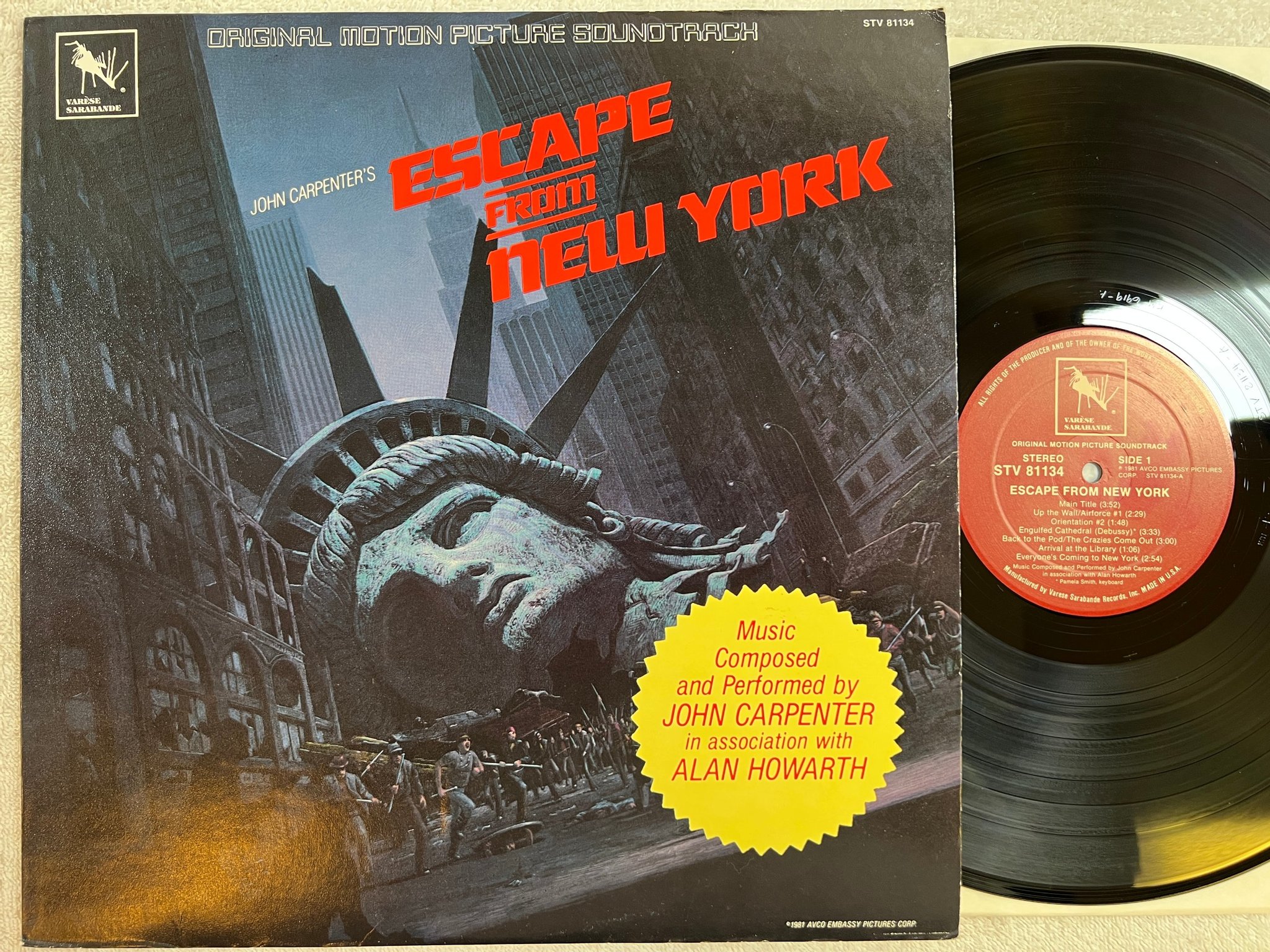 Omslagsbild för skivan ESCAPE FROM NEW YORK LP -81 US varese sarabande STV 81134 John Carpenter