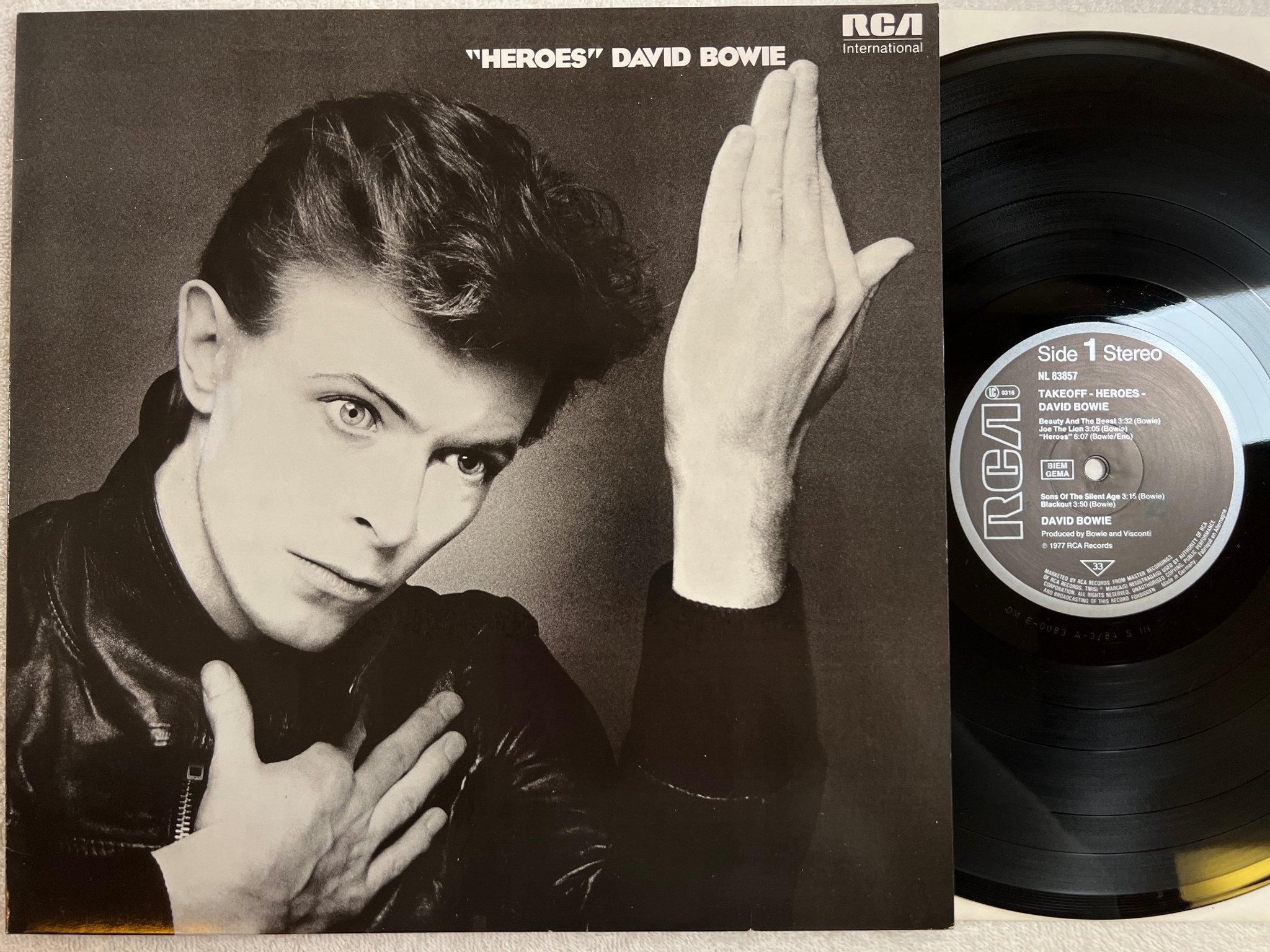 Omslagsbild för skivan DAVID BOWIE heroes LP re Ger RCA INTERNATIONAL NL 83857
