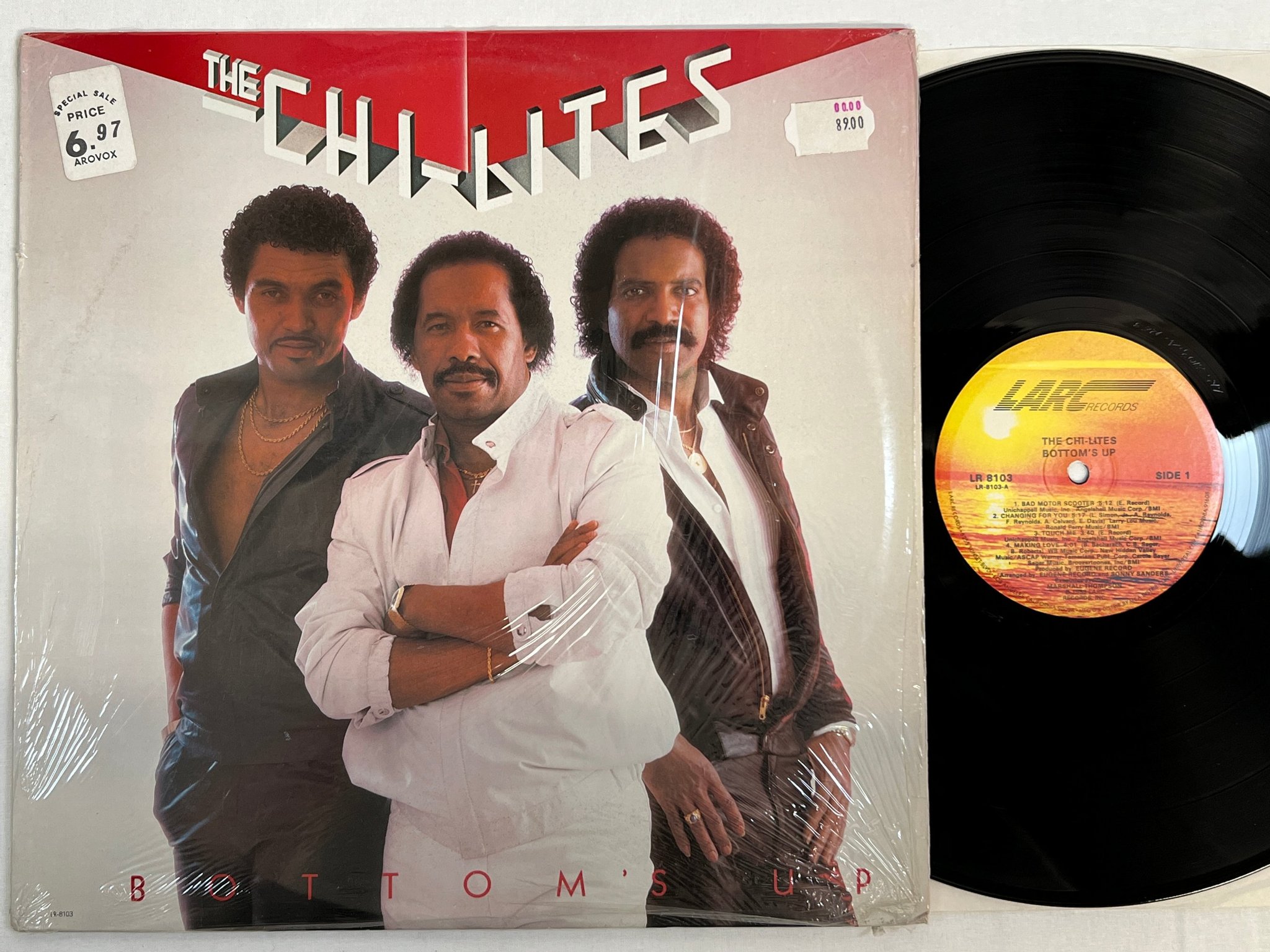 Omslagsbild för skivan THE CHI-LITES bottom's up LP -83 US LARC LR-8103