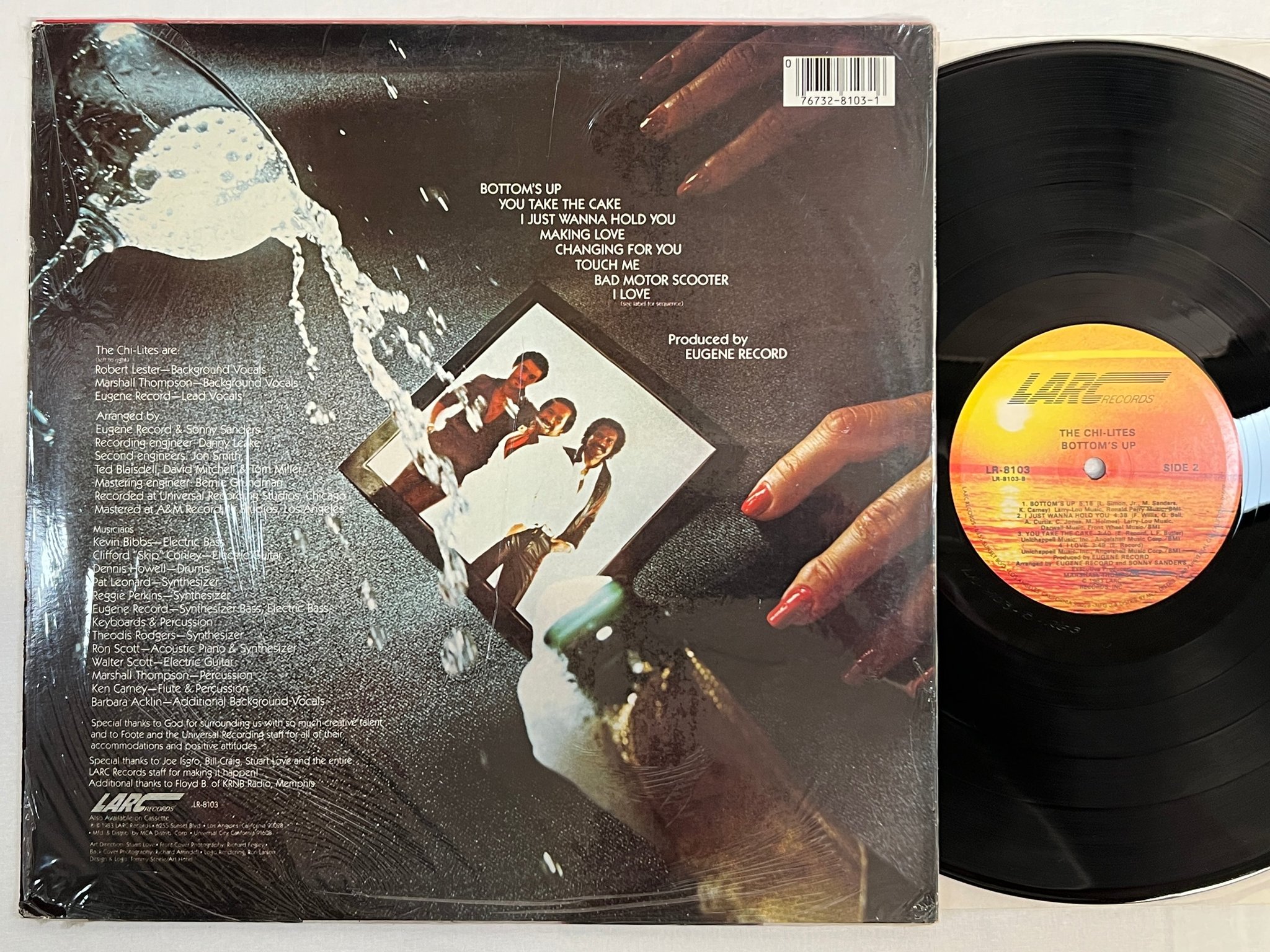 Omslagsbild för skivan THE CHI-LITES bottom's up LP -83 US LARC LR-8103
